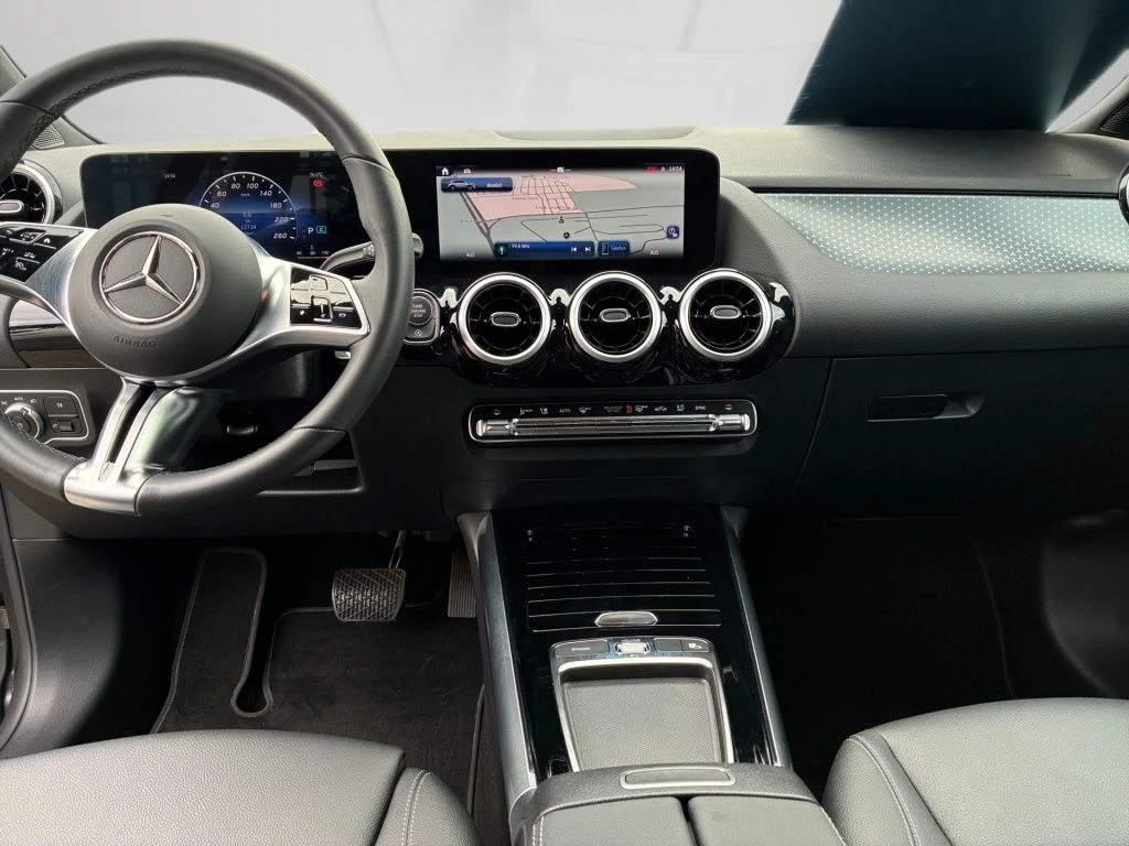 Mercedes-Benz-GLA 200 d-image-11