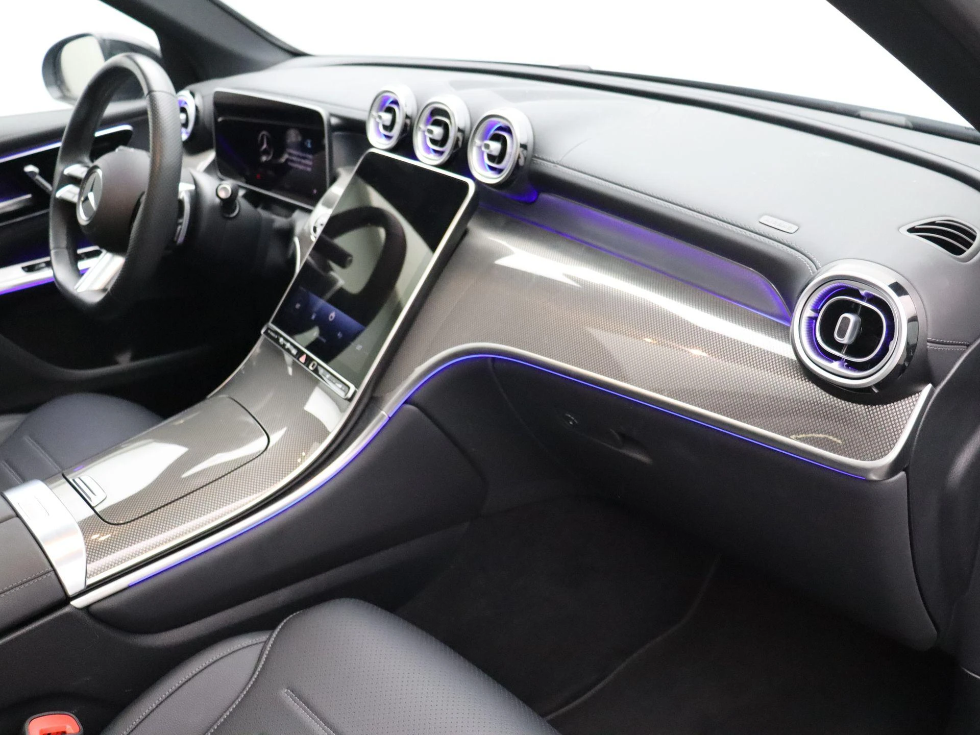 Mercedes-Benz-GLC-image-25