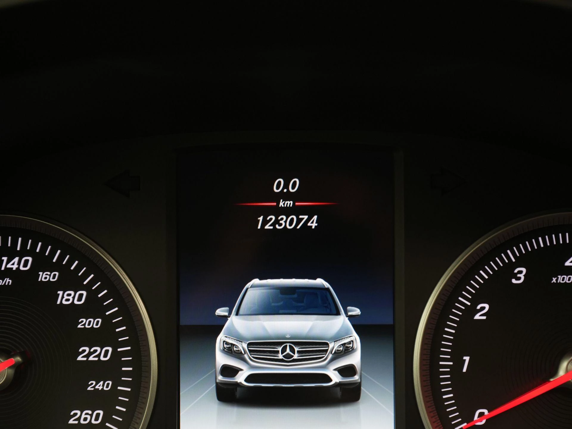 Mercedes-Benz-GLC-image-44