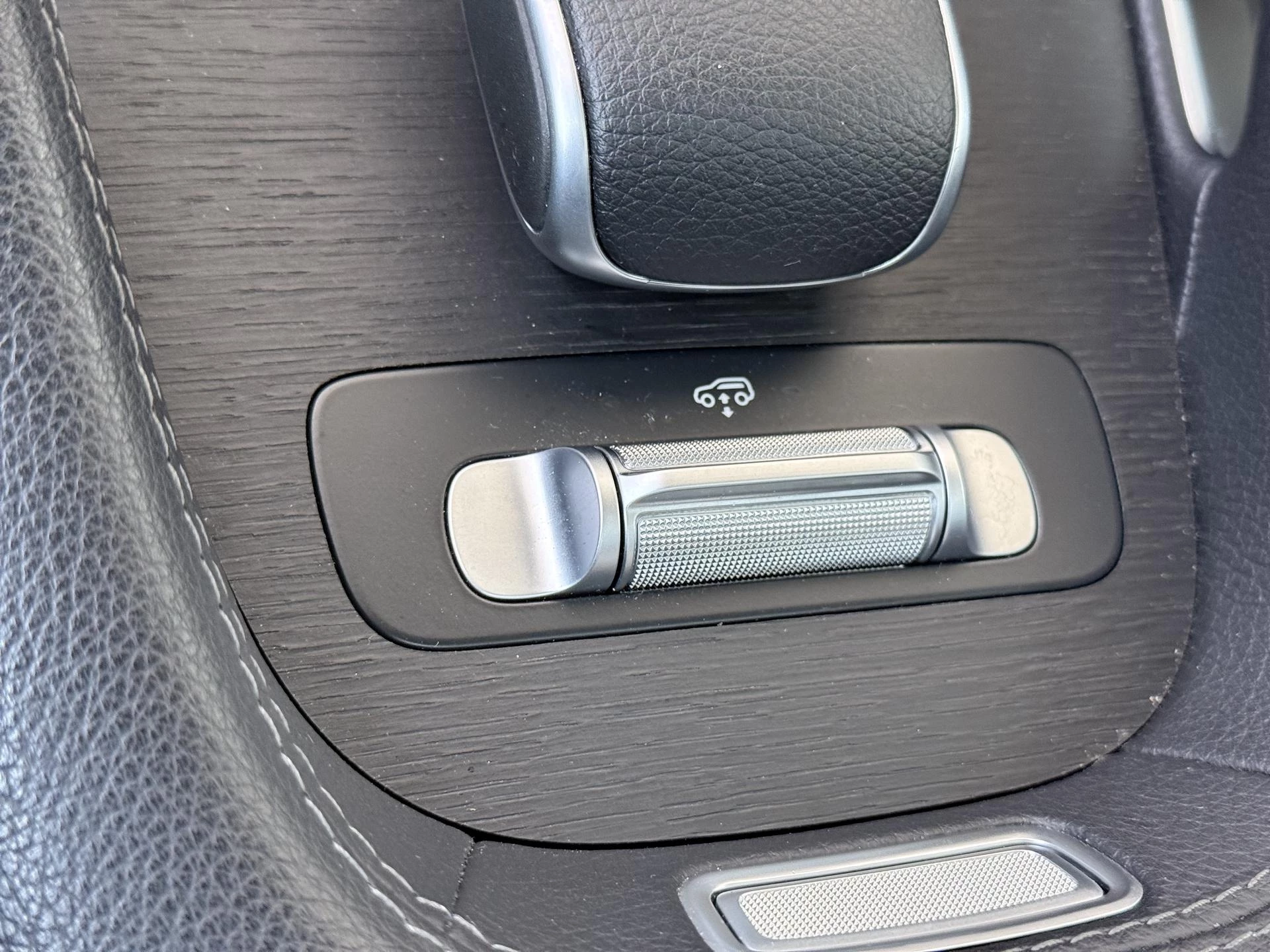 Mercedes-Benz-GLE-image-23