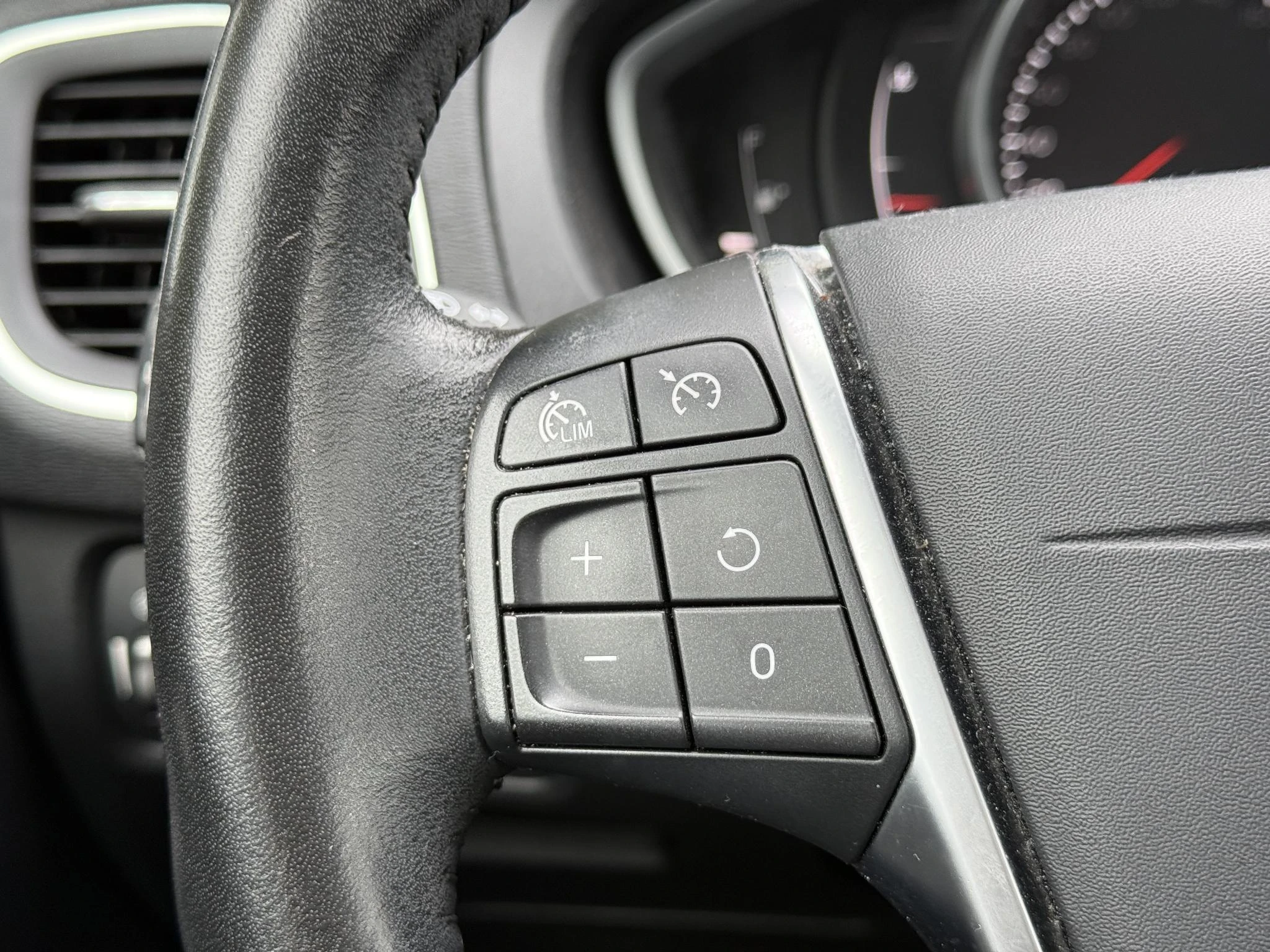 Volvo-V40-image-20