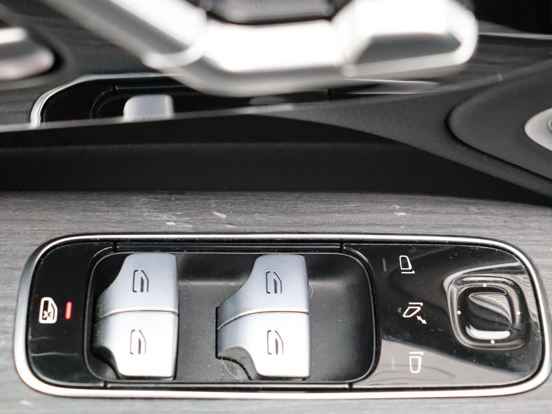 Mercedes-Benz-EQS-image-10