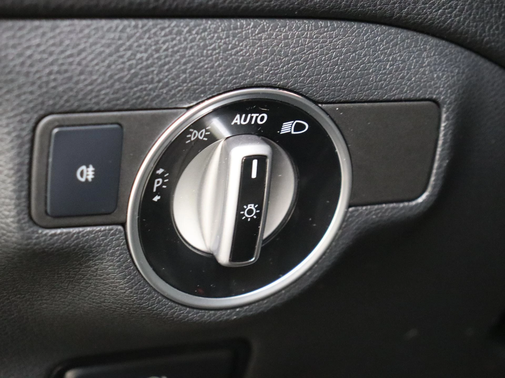 Mercedes-Benz-CLA-image-25