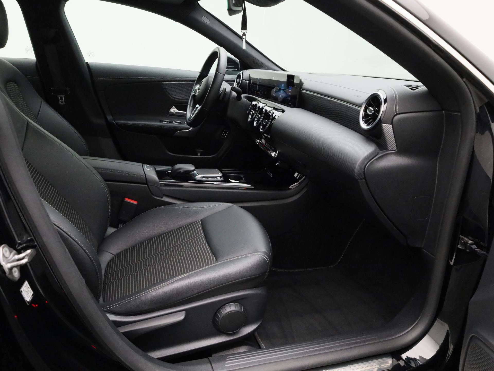 Mercedes-Benz-CLA-image-27