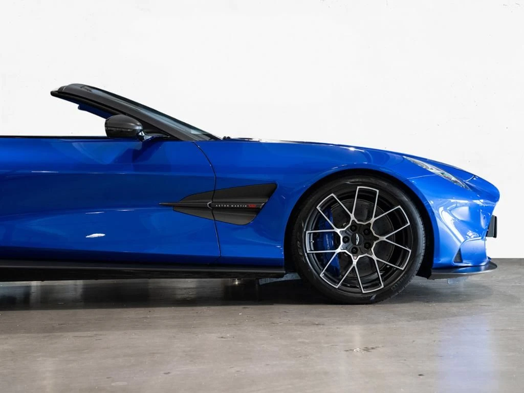 Aston Martin-Vanquish-image-17