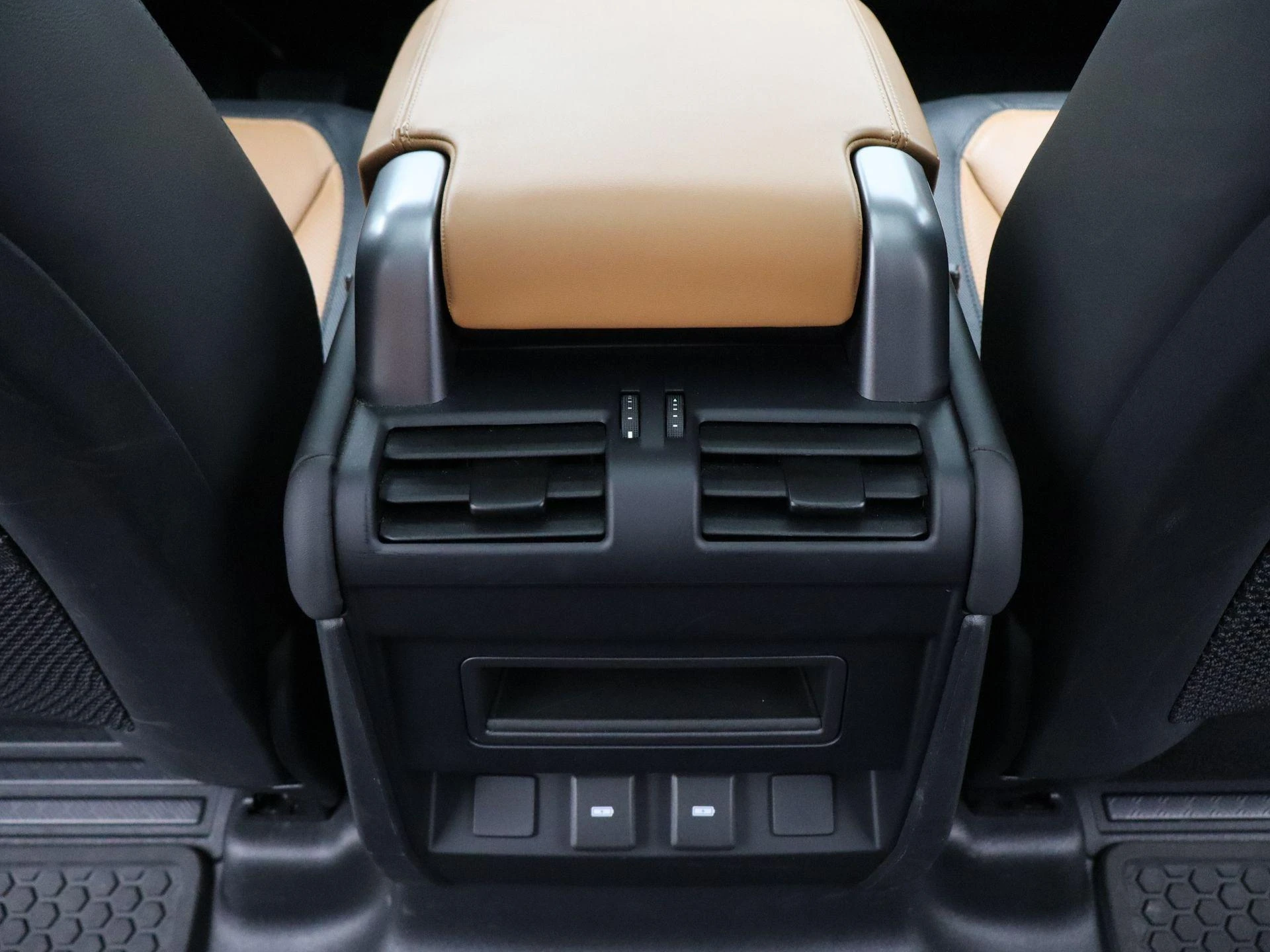 Land Rover-Defender-image-39