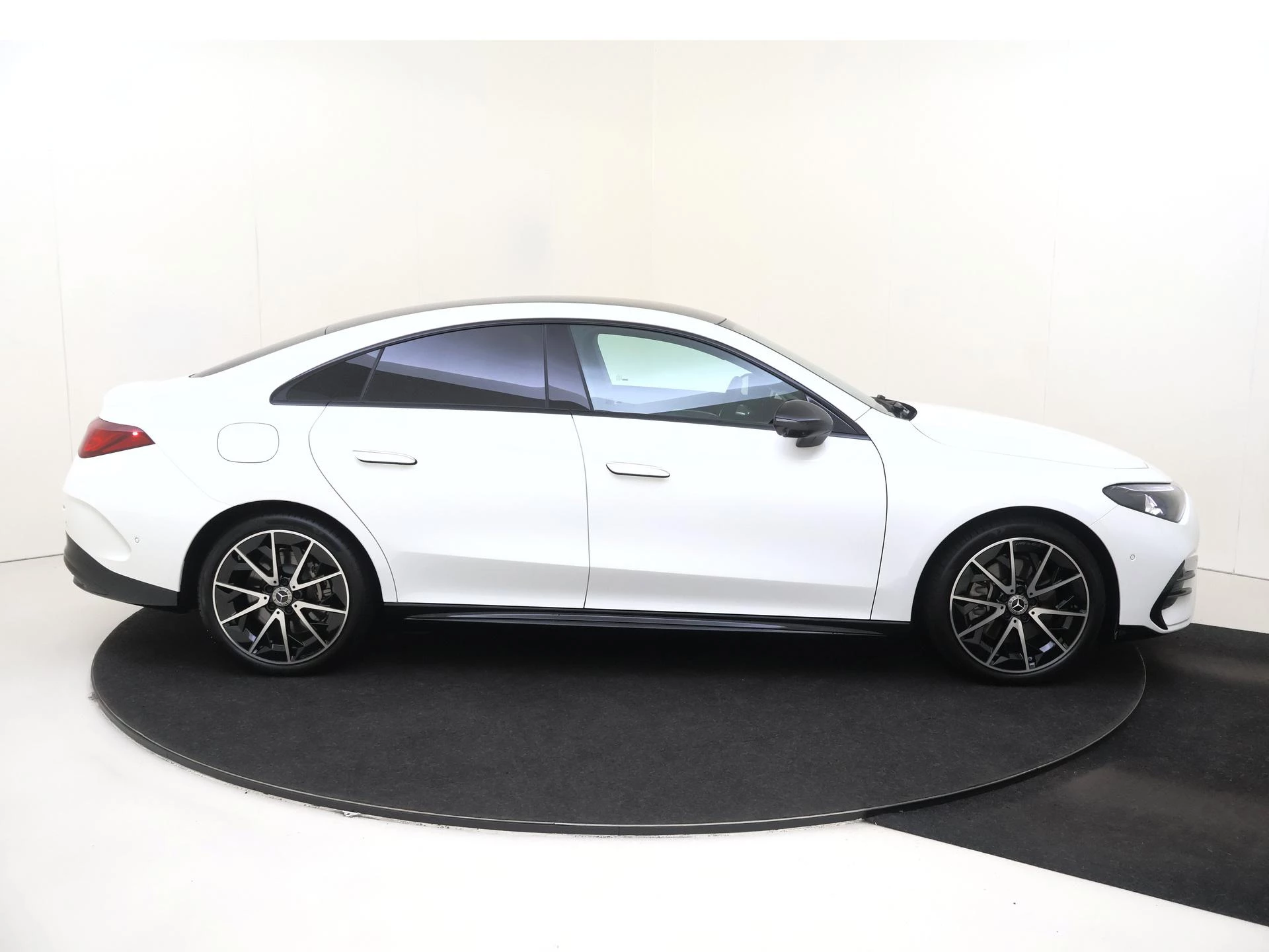 Mercedes-Benz-CLA-image-9