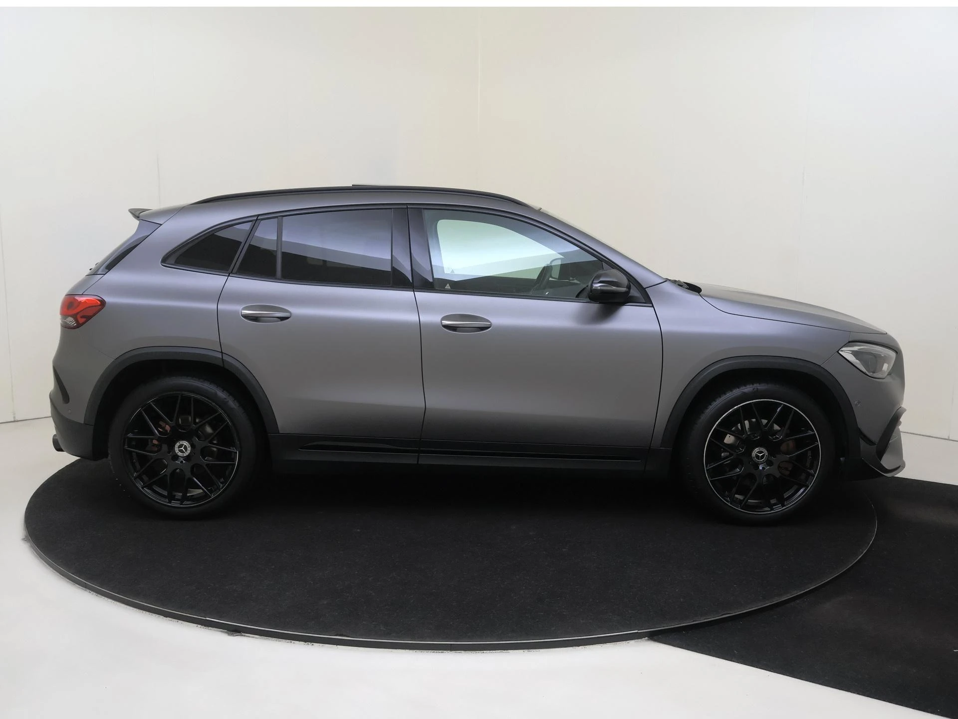 Mercedes-Benz-GLA-image-10