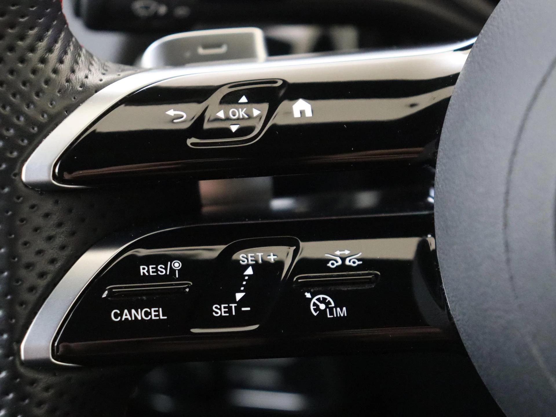 Mercedes-Benz-GLA-image-12