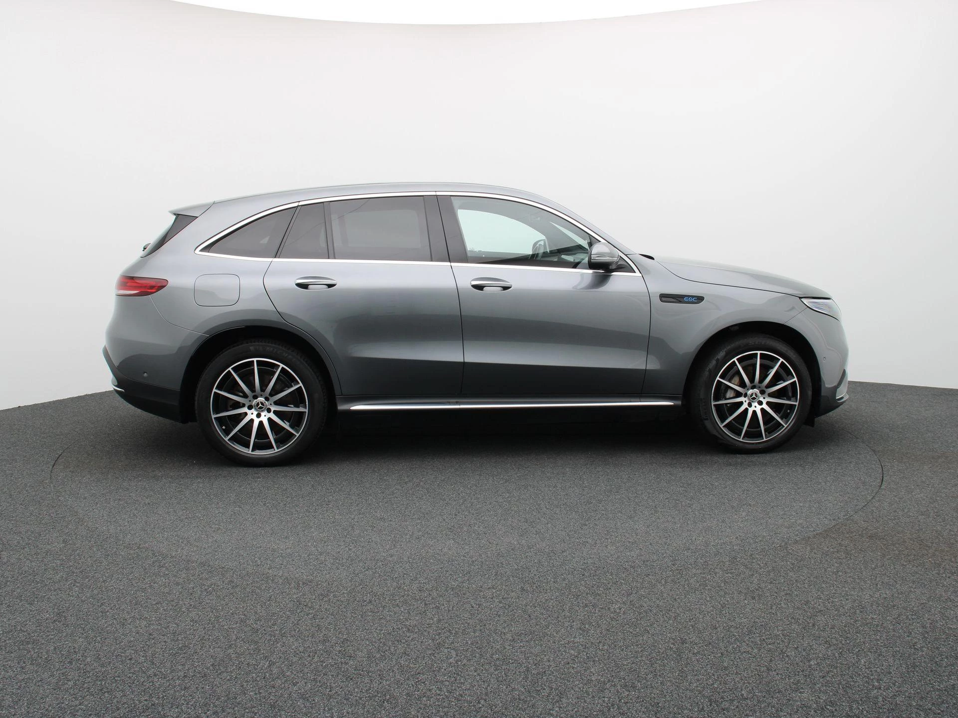 Mercedes-Benz-EQC-image-5