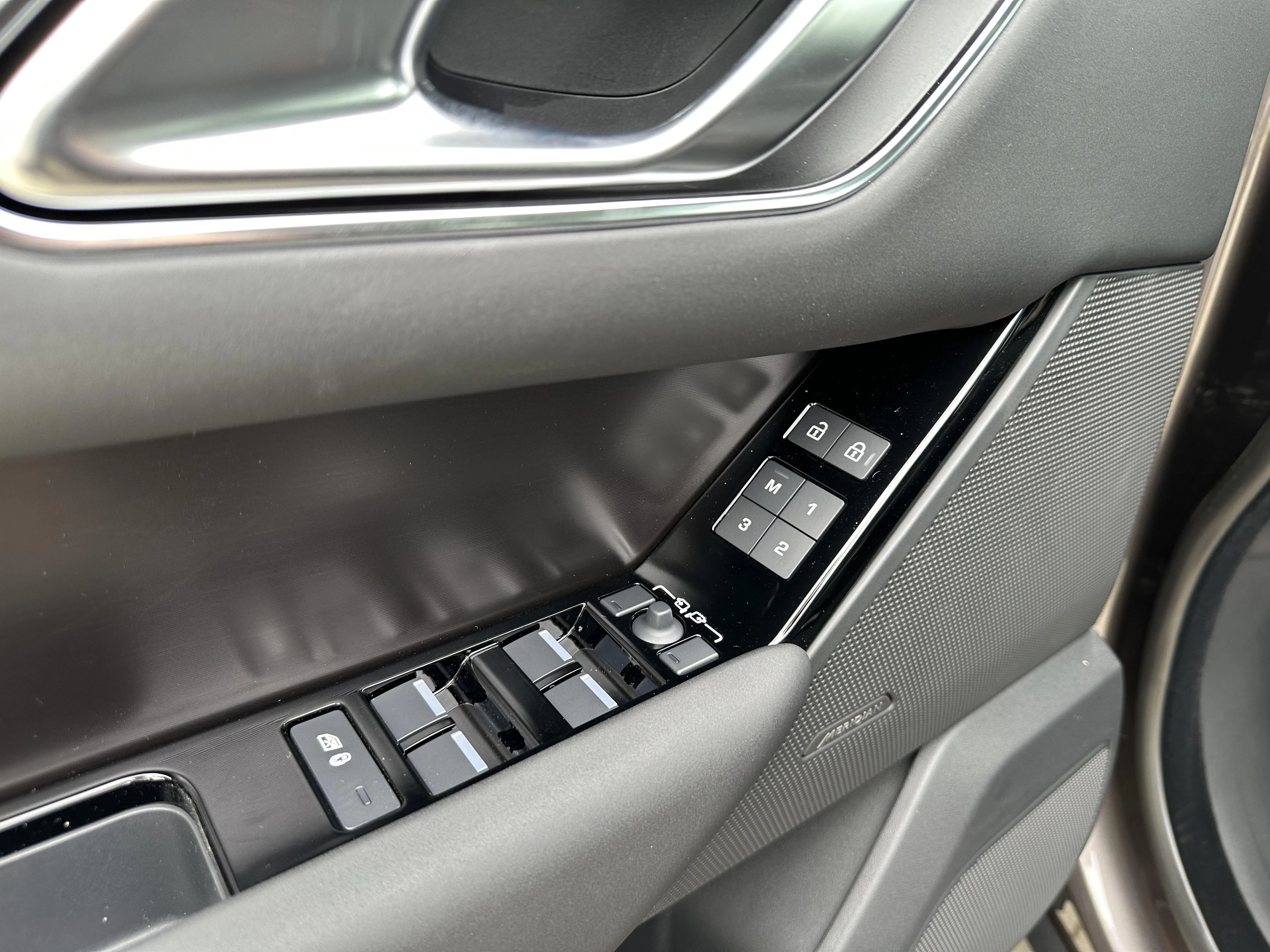 Land Rover-Range Rover Velar-image-27