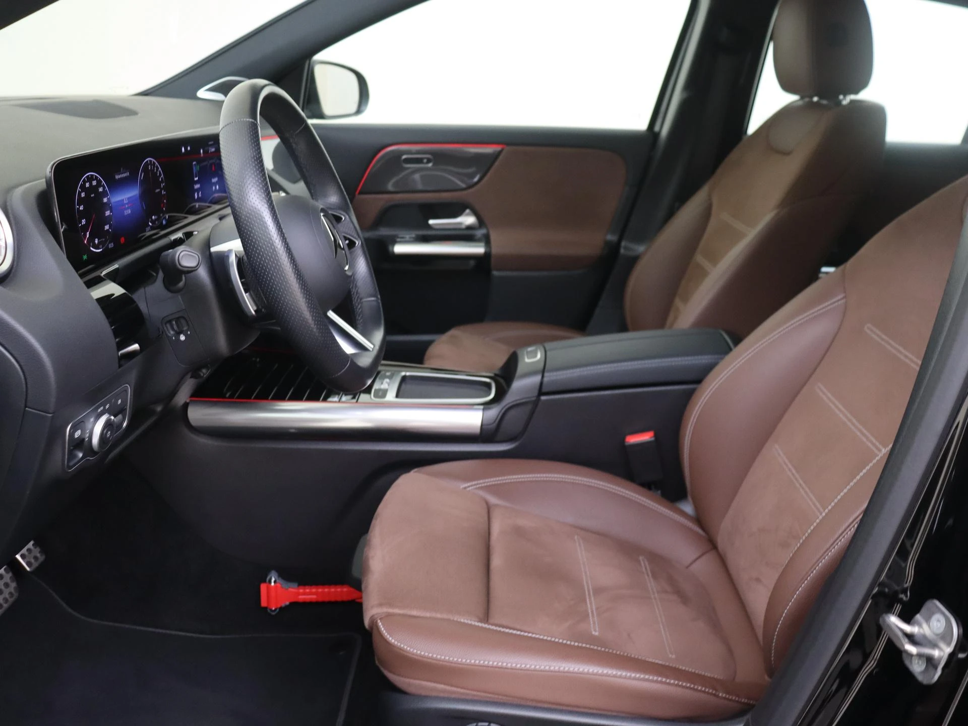 Mercedes-Benz-GLA-image-14