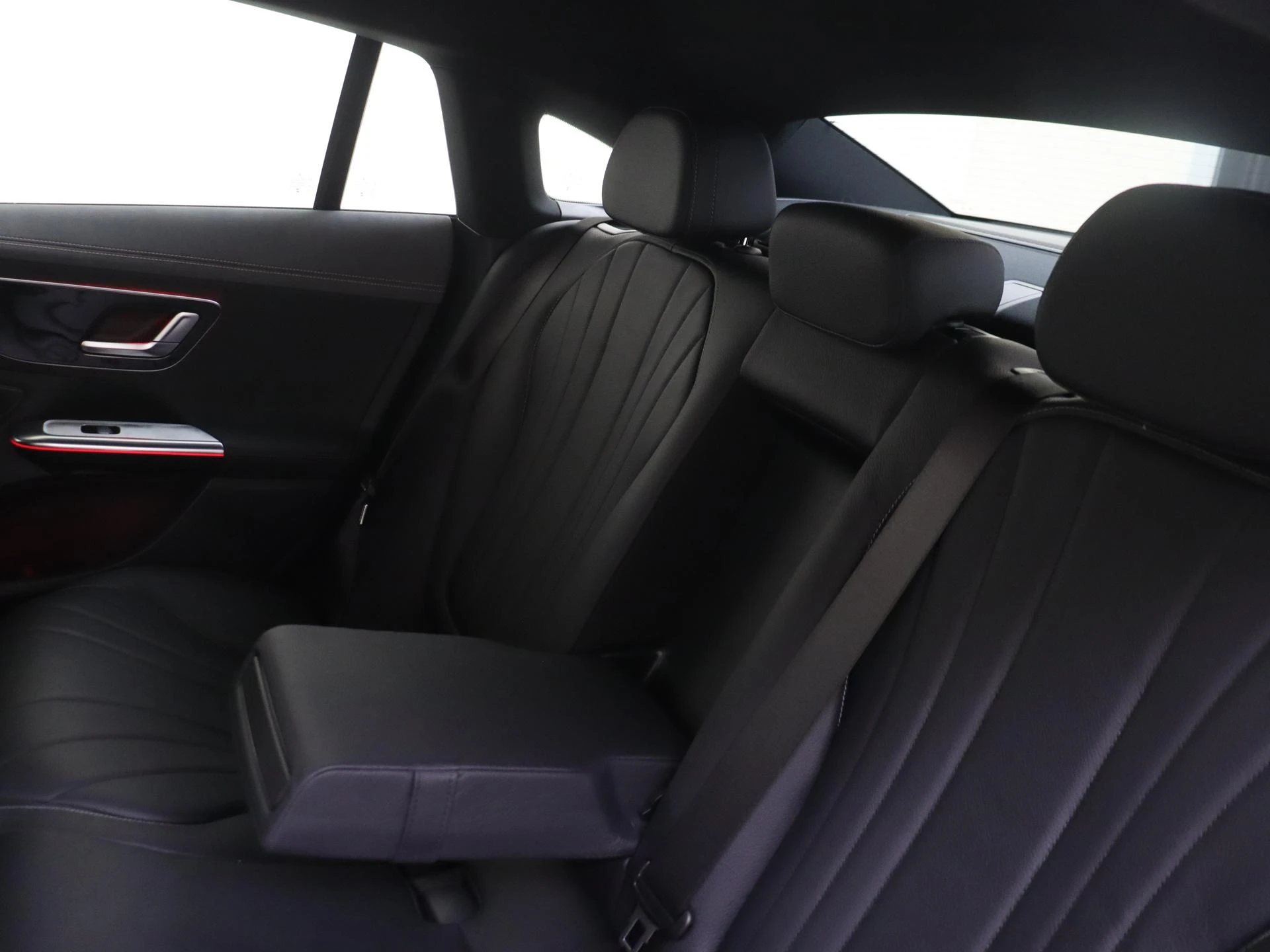 Mercedes-Benz-EQE-image-15