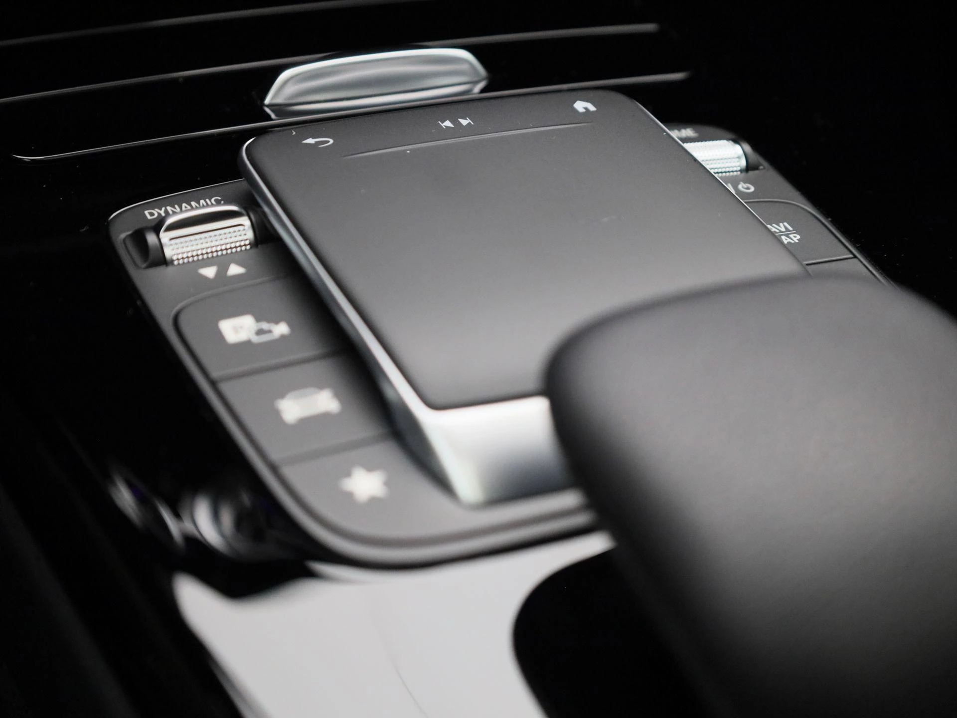Mercedes-Benz-CLA-image-19