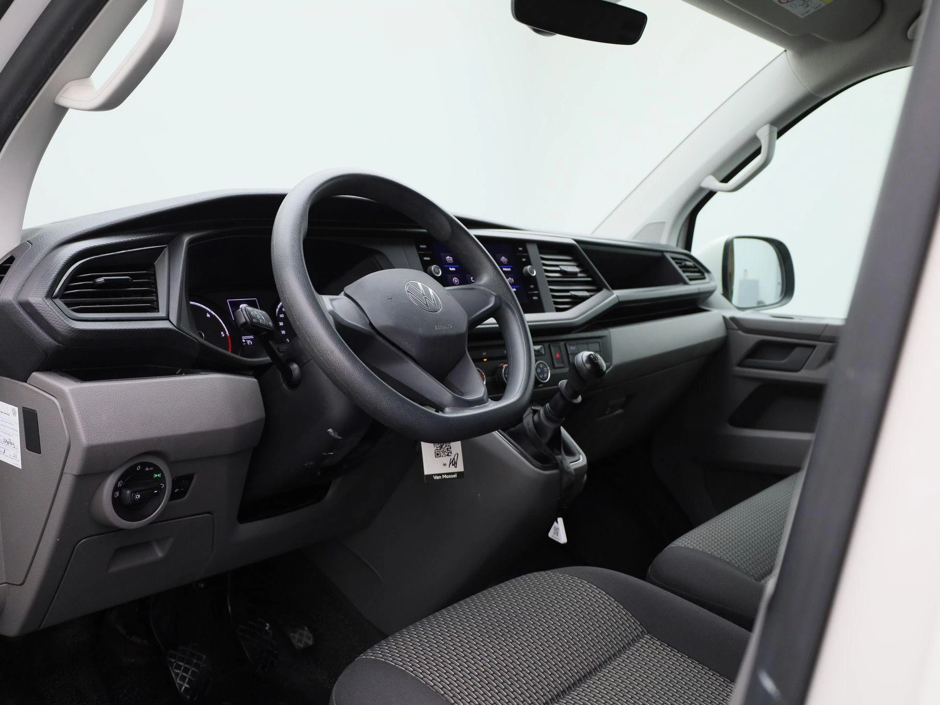 Volkswagen-Transporter-image-32