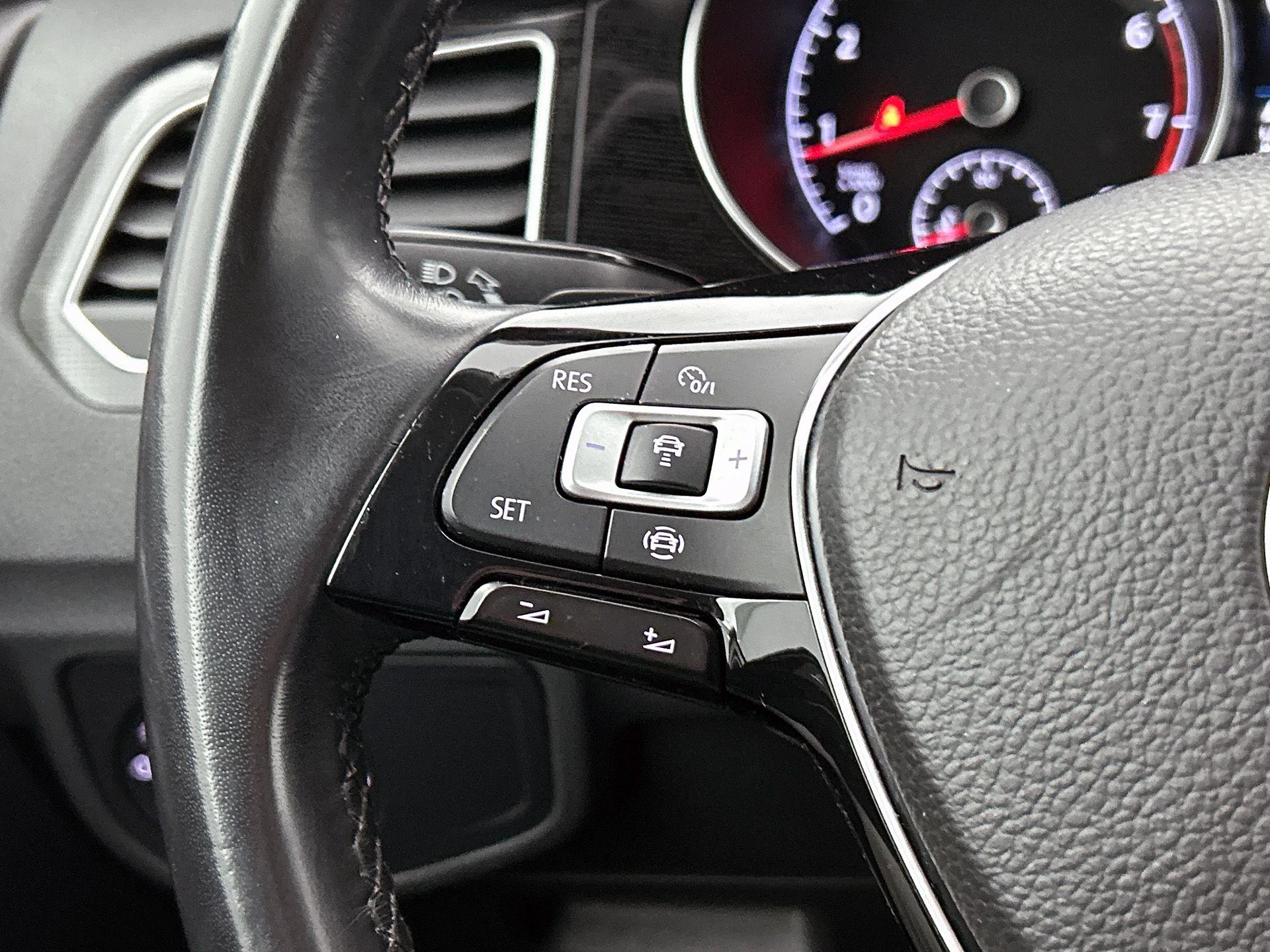 Volkswagen-Golf Sportsvan-image-5