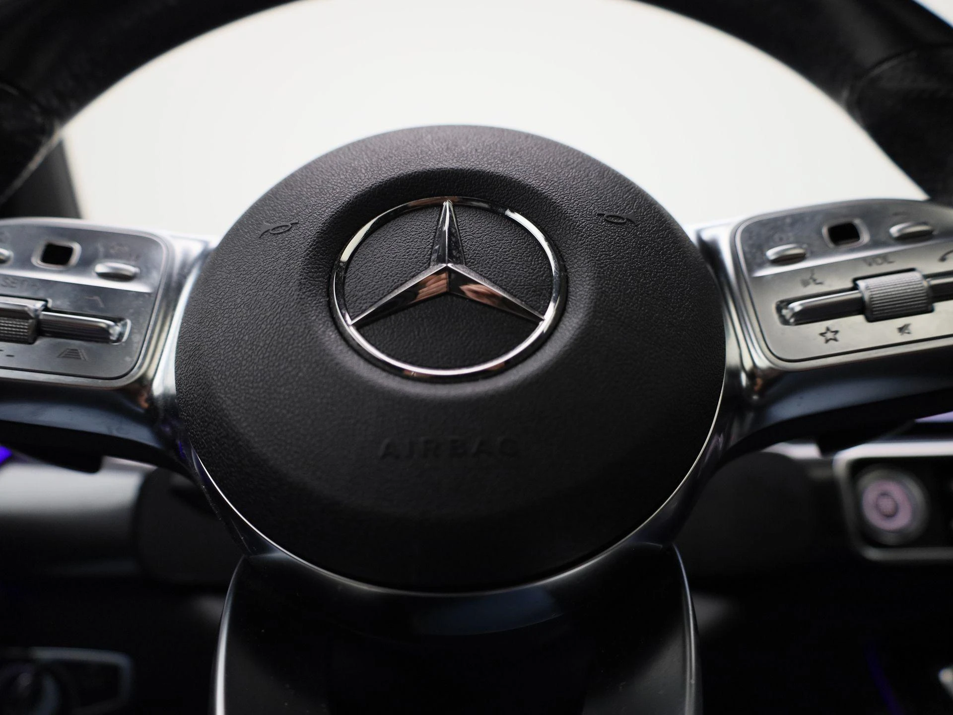 Mercedes-Benz-EQC-image-39