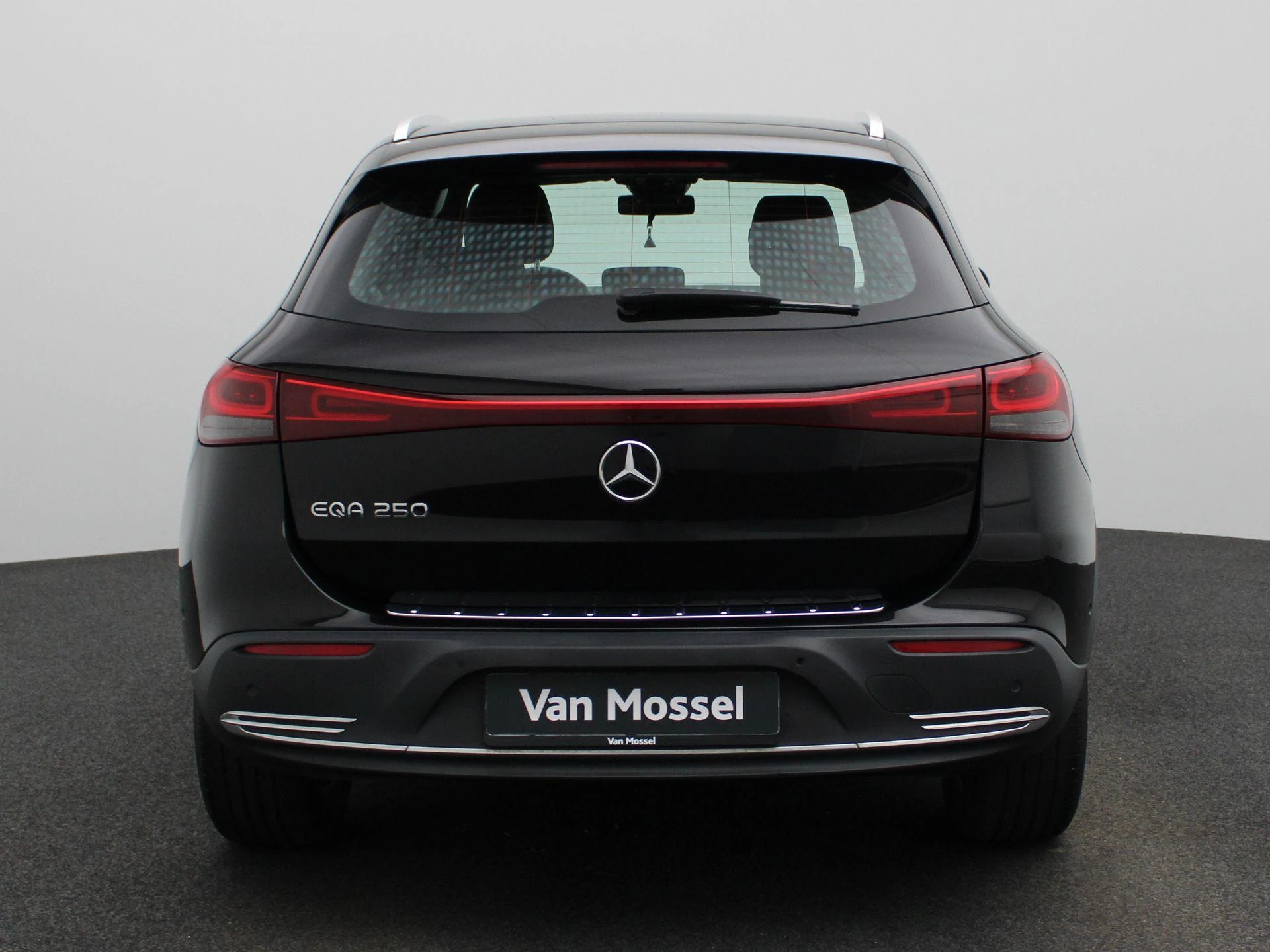 Mercedes-Benz-EQA-image-4