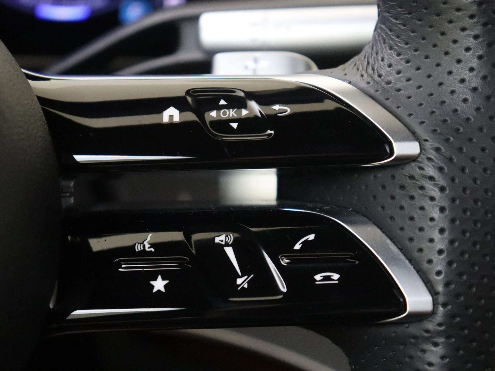 Mercedes-Benz-EQS-image-13