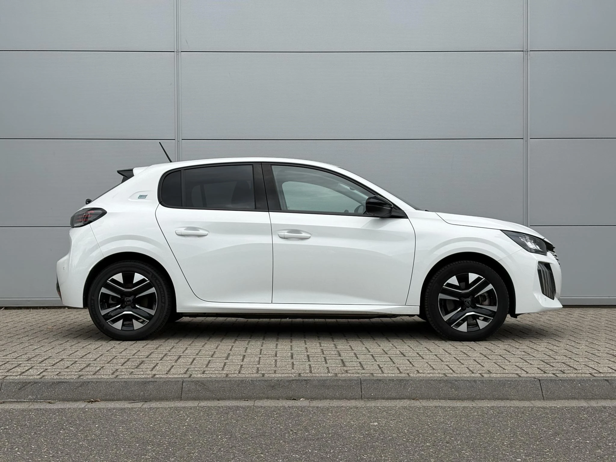 Peugeot-e-208-image-5