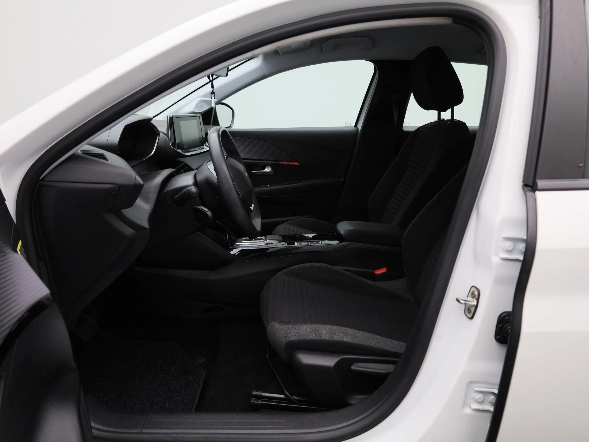 Peugeot-e-208-image-8