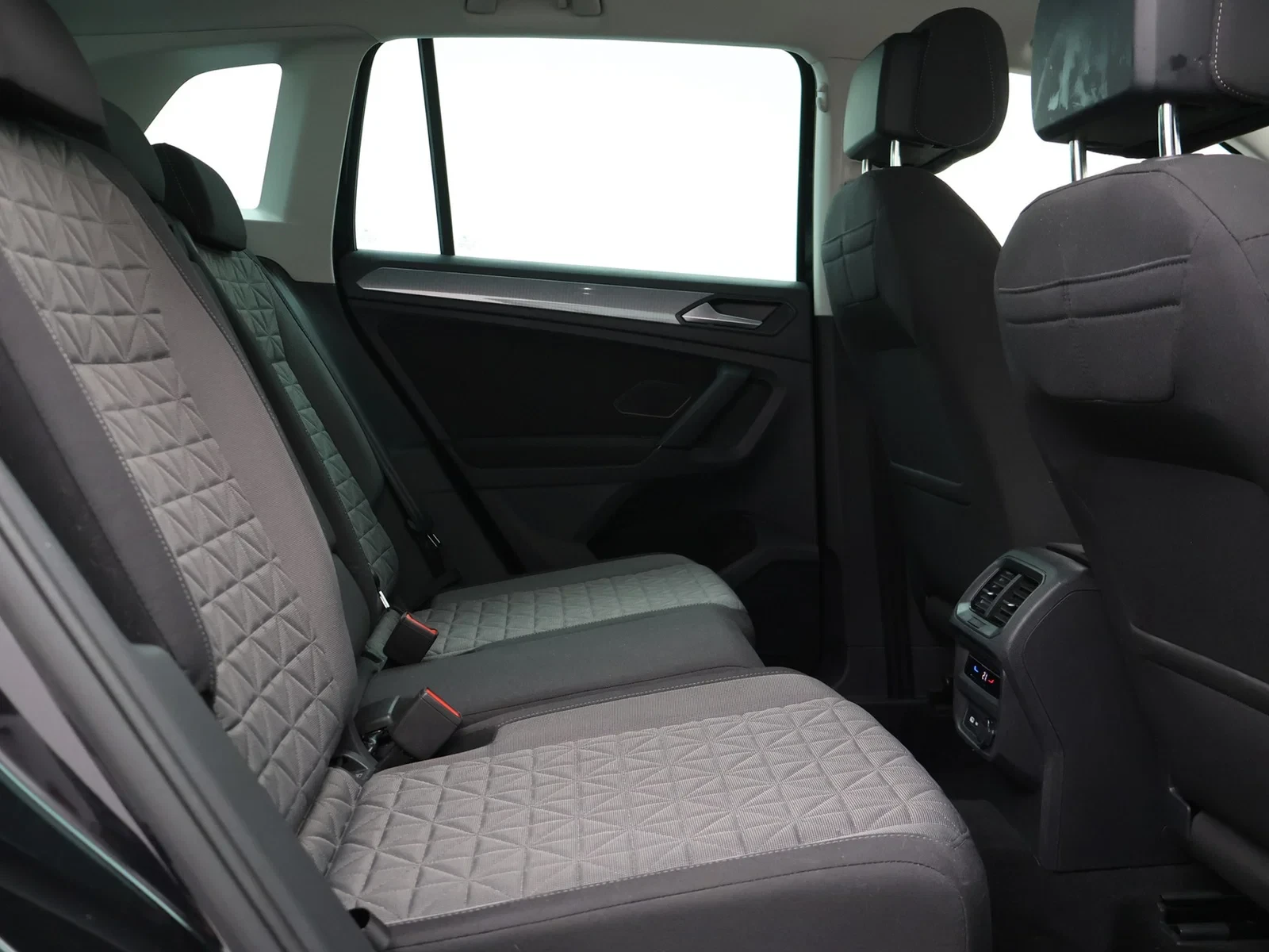 Volkswagen-Tiguan-image-9