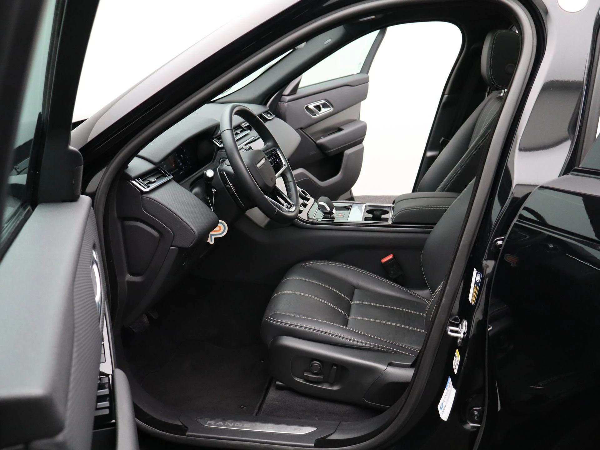 Land Rover-Range Rover Velar-image-11