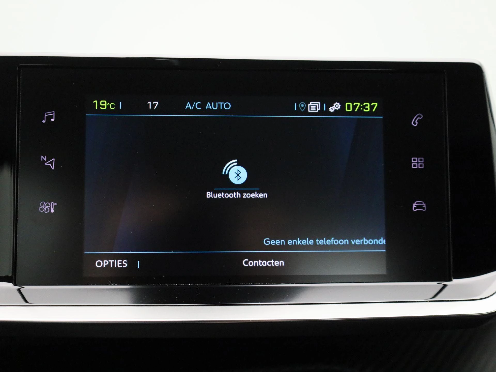 Peugeot-e-208-image-19