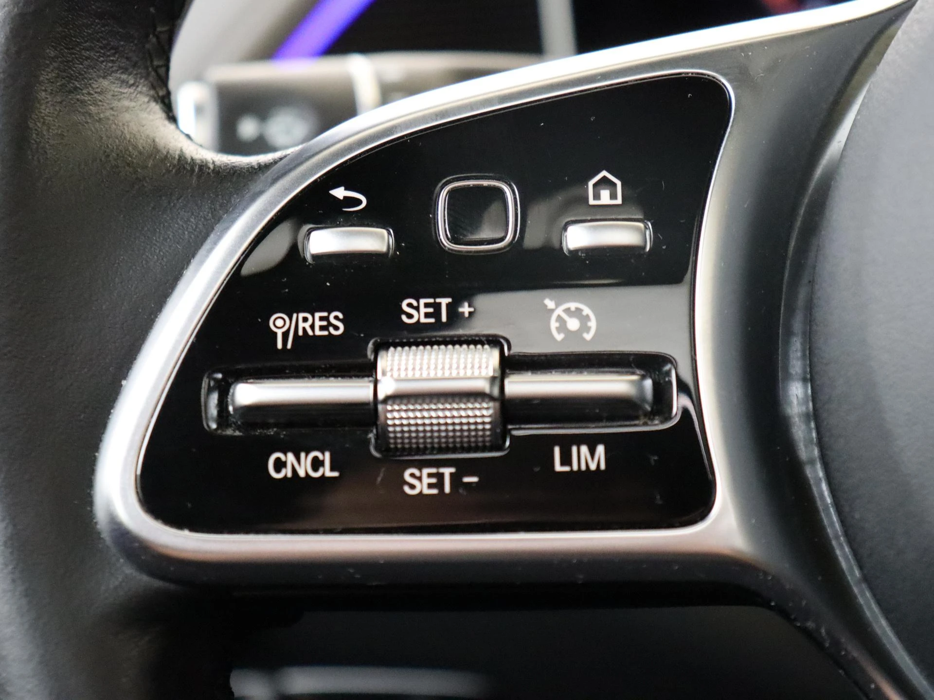 Mercedes-Benz-EQC-image-11