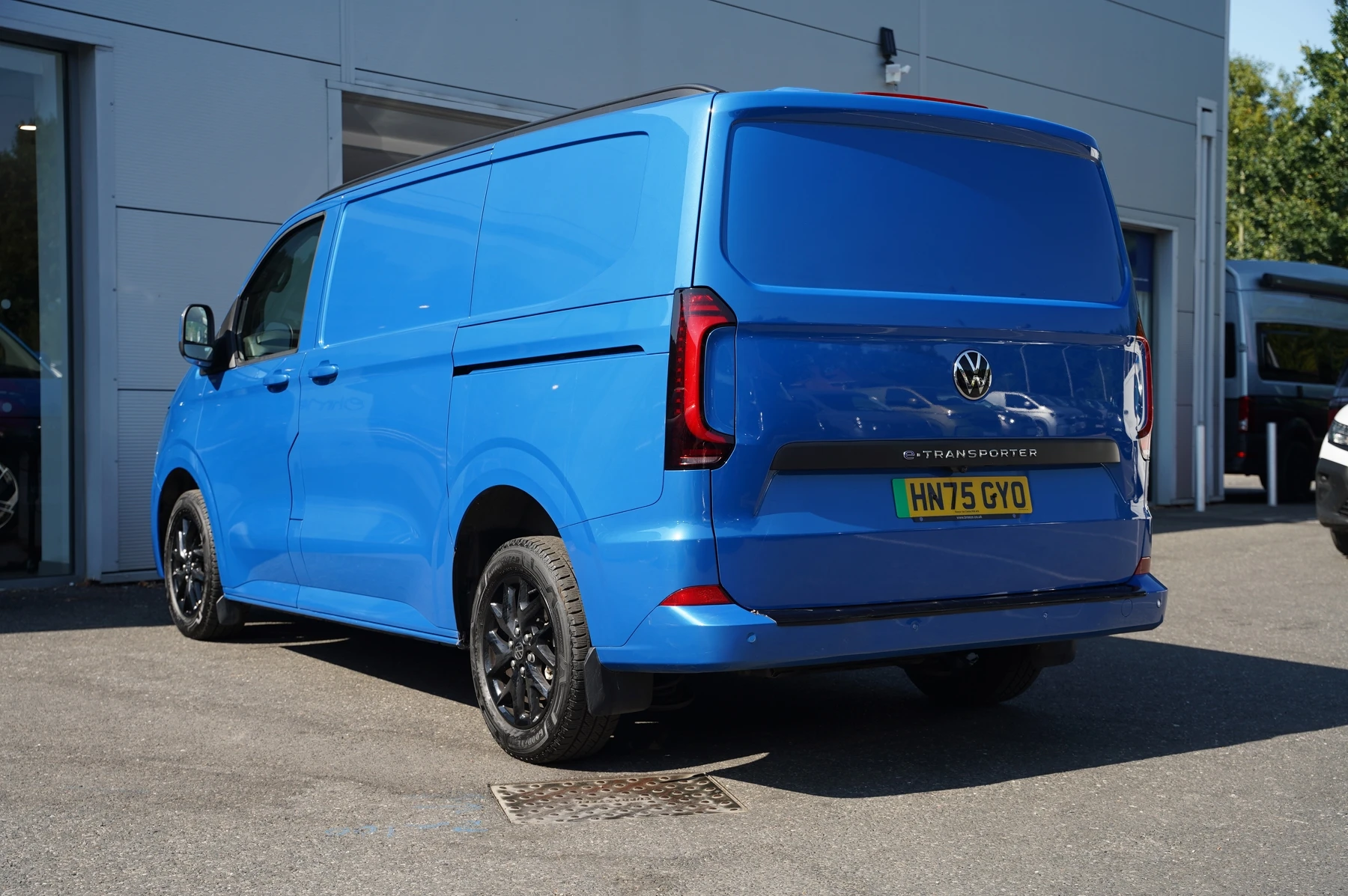 Volkswagen-Transporter-image-2