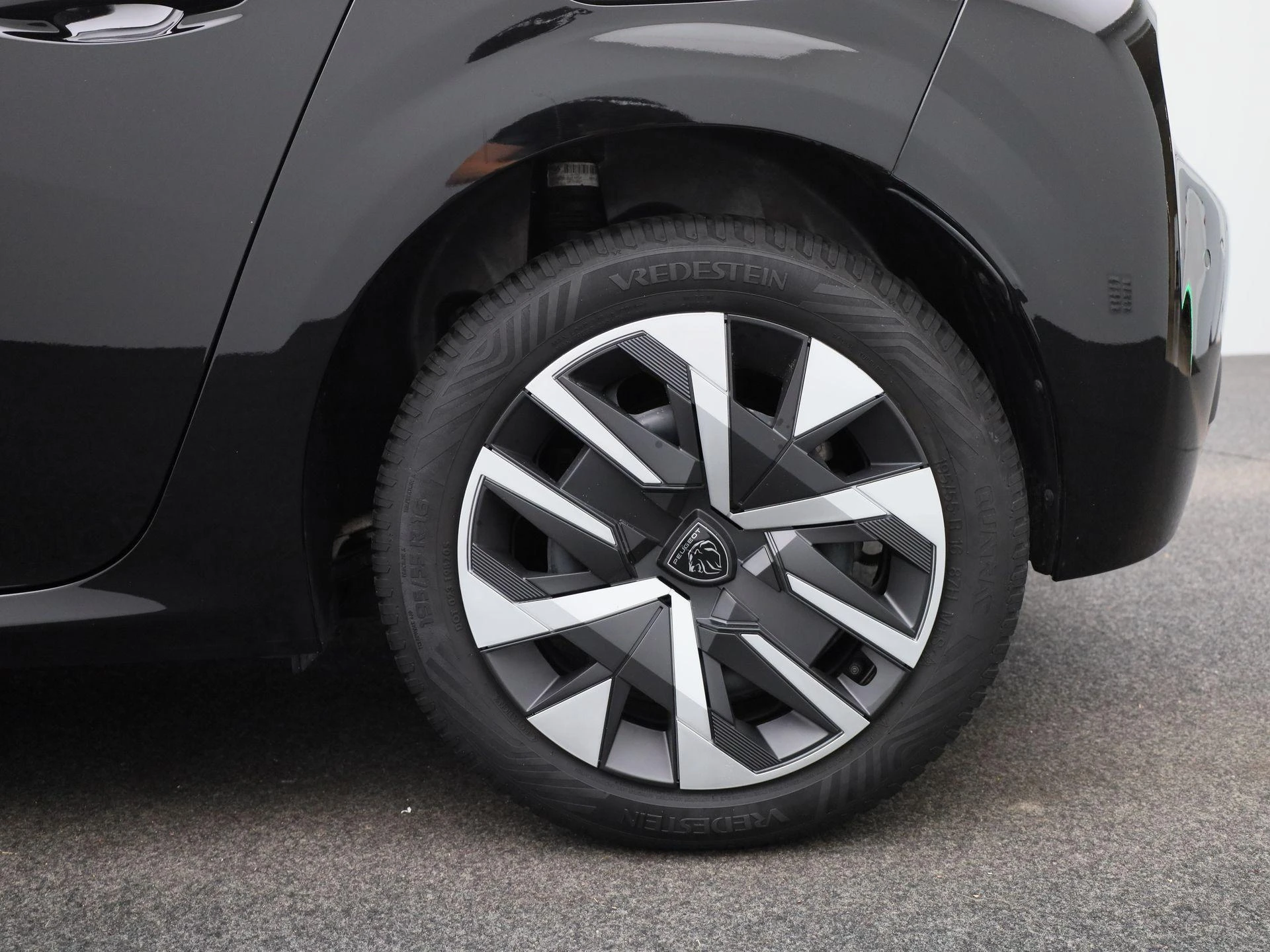 Peugeot-e-208-image-16