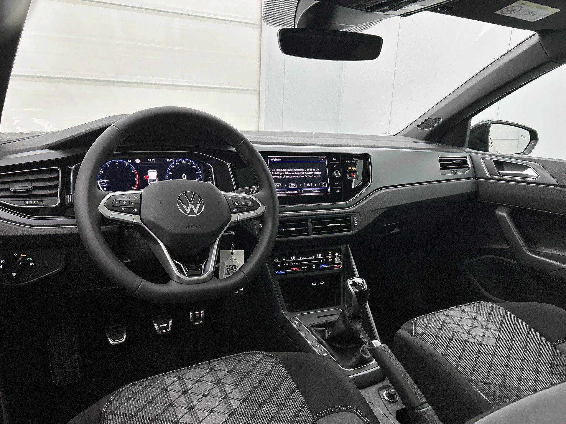 Volkswagen-Polo-image-4