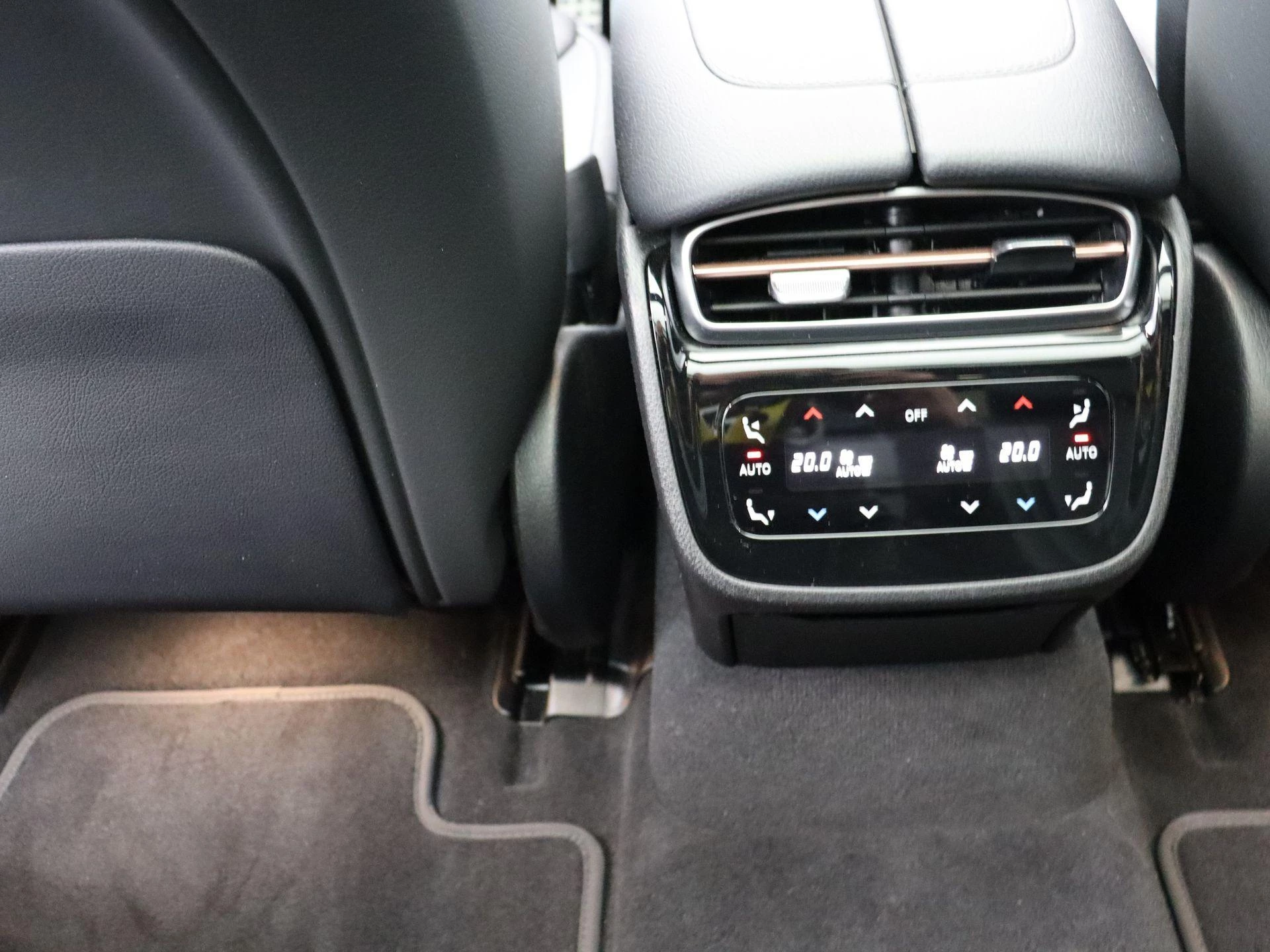 Mercedes-Benz-EQE-image-15