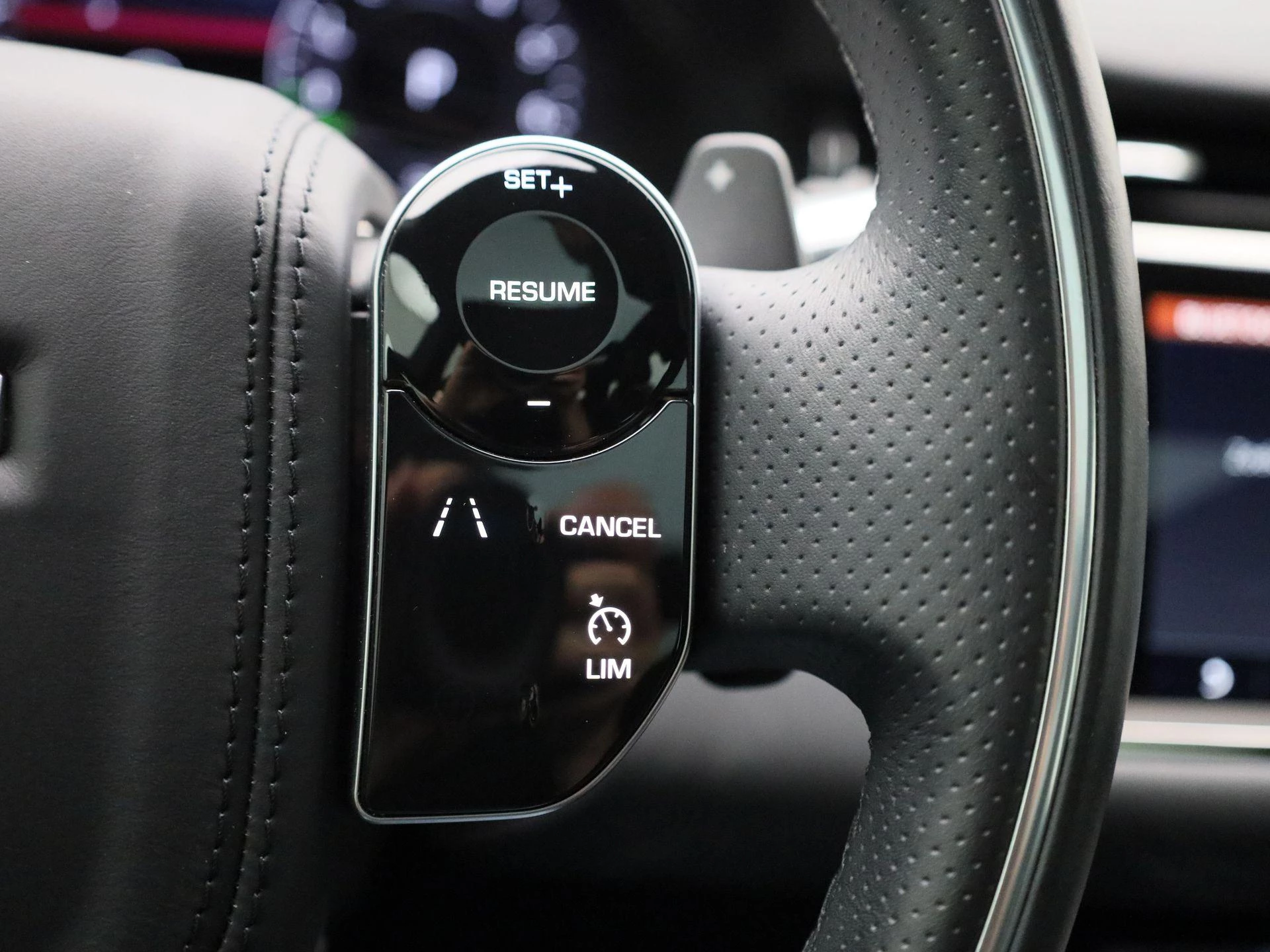 Land Rover-Range Rover Evoque-image-23