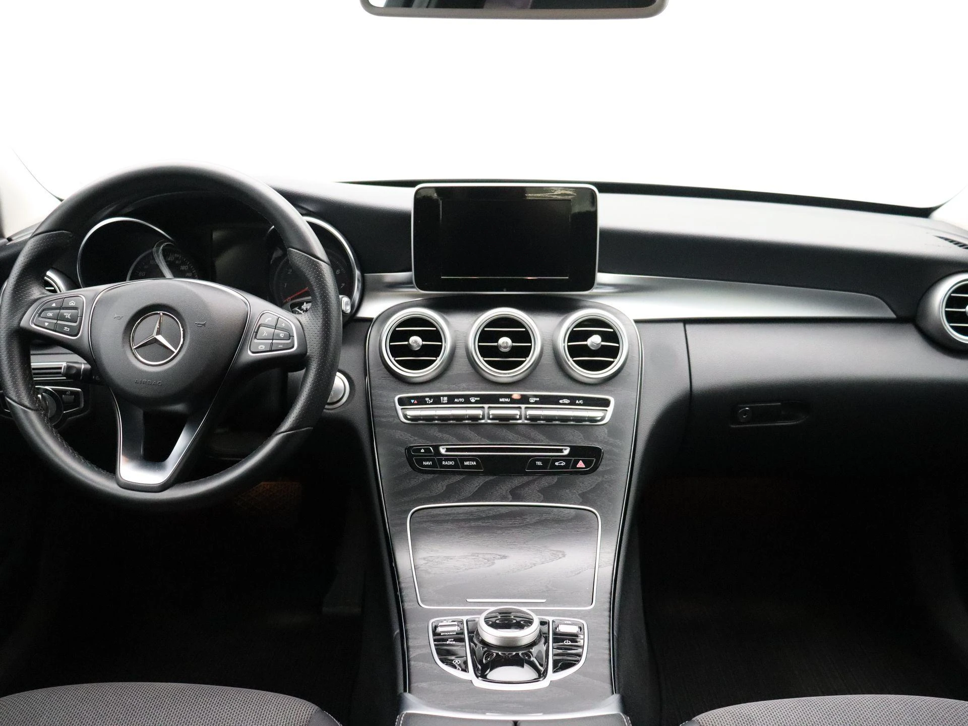 Mercedes-Benz-C-Klasse-image-18