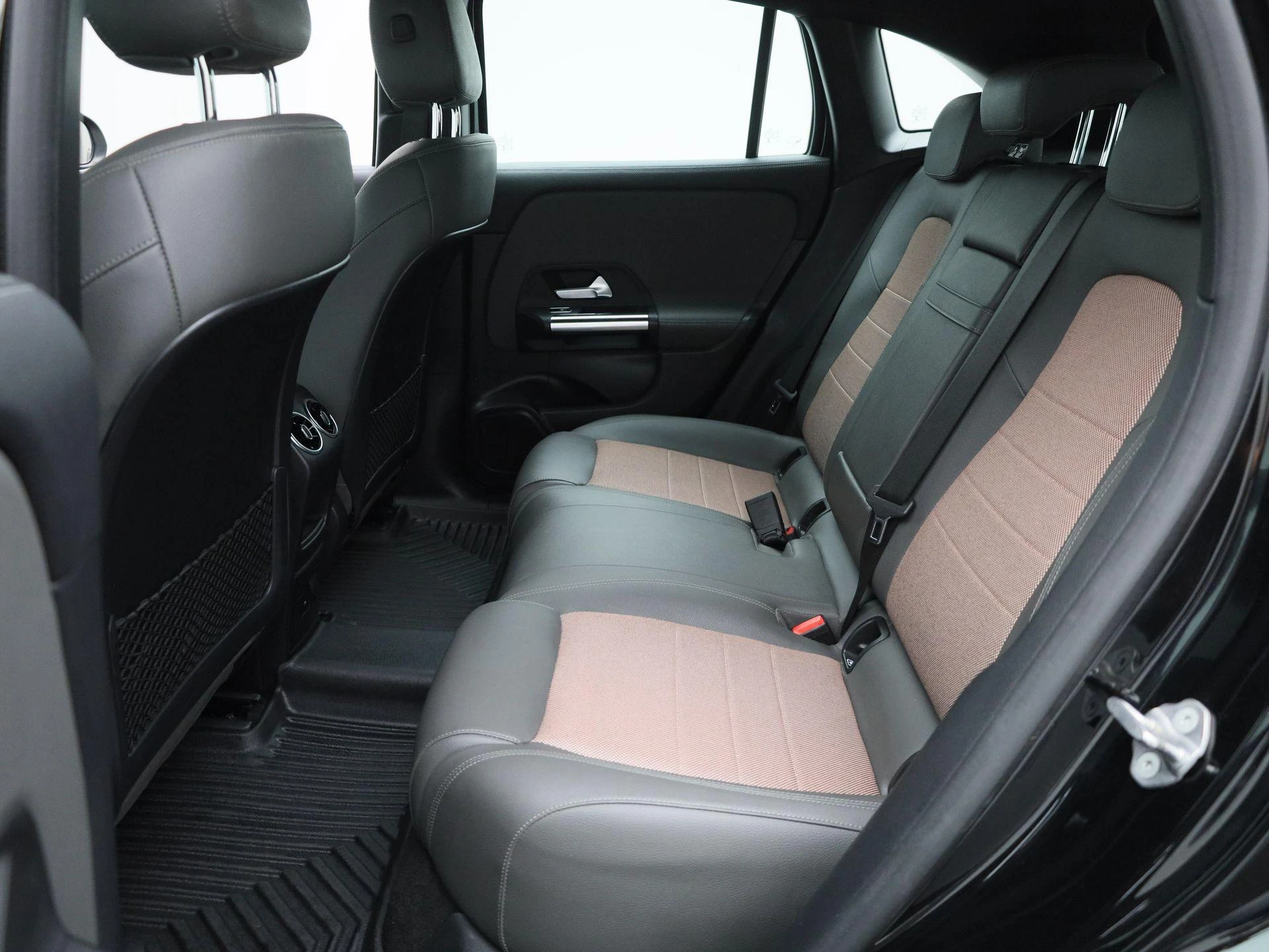 Mercedes-Benz-EQA-image-11