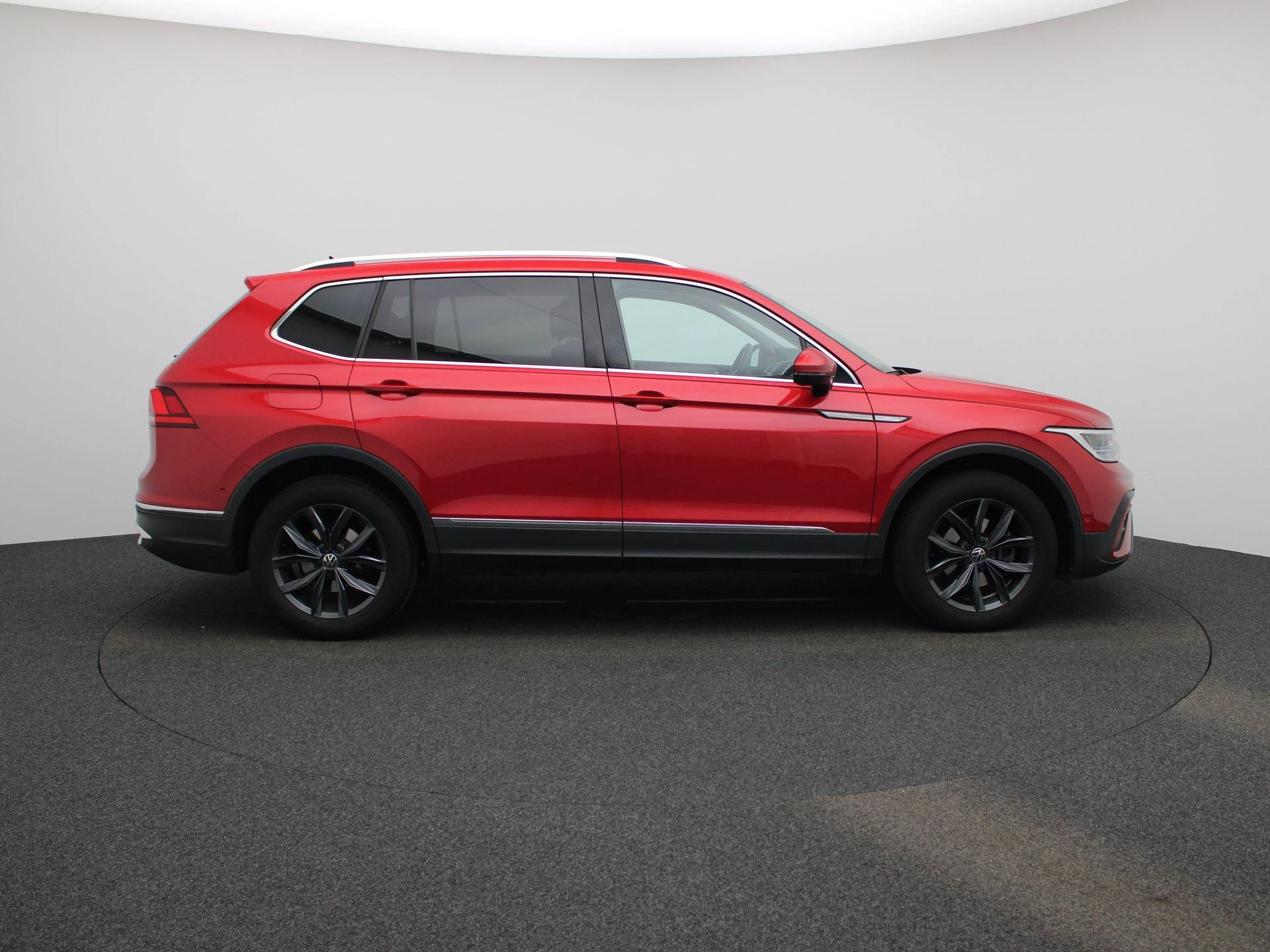 Volkswagen-Tiguan Allspace-image-5