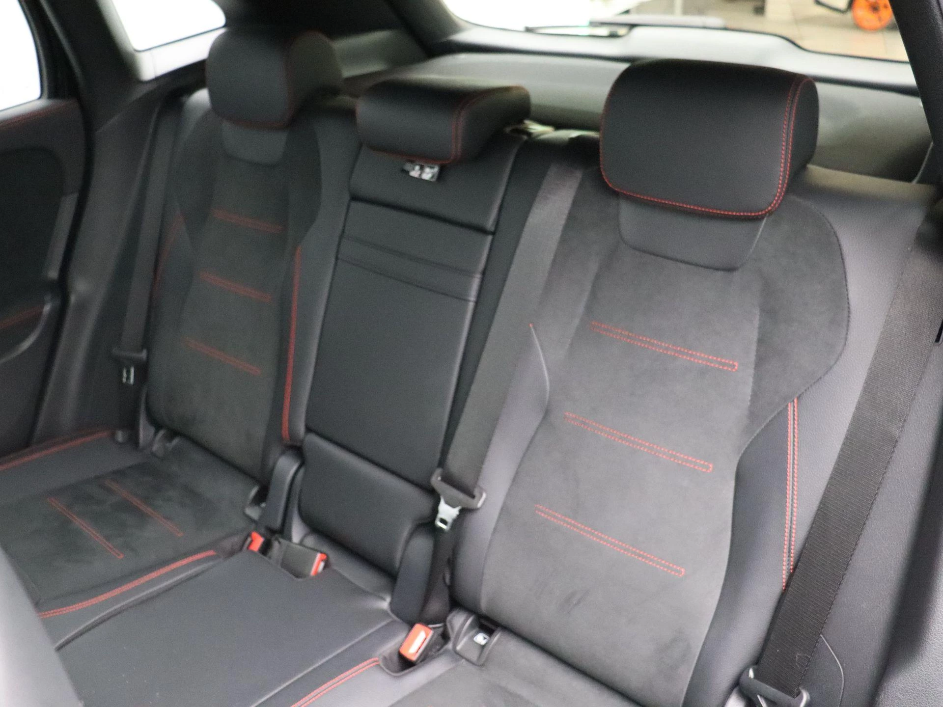 Mercedes-Benz GLA 180 AMG Line + NIGHTPAKKET + SENSOREN + CAMERA +
