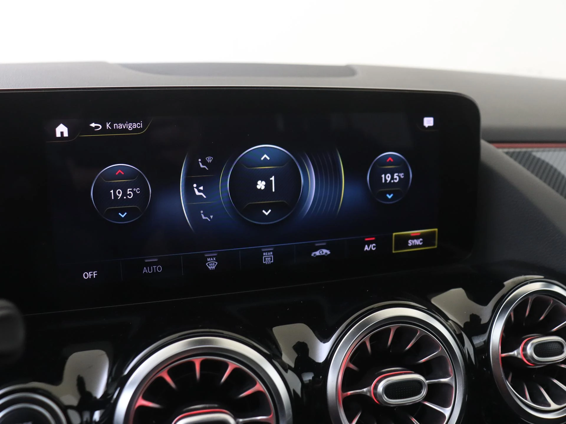 Mercedes-Benz-GLA-image-18