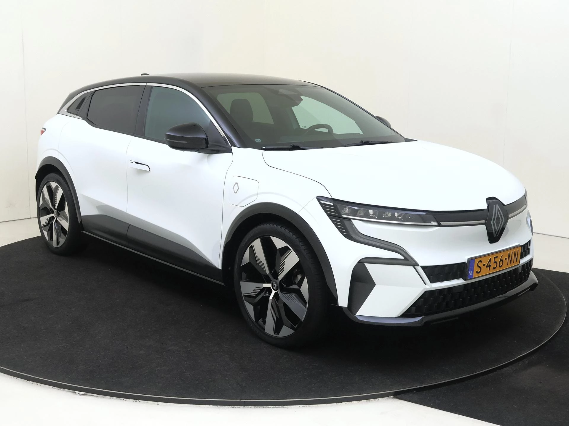 Renault-Megane E-Tech-image-1