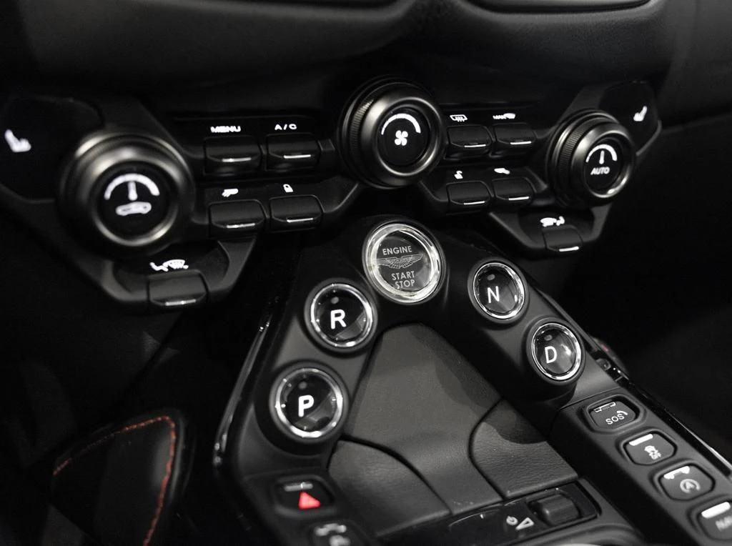 Aston Martin-V8 Vantage-image-27