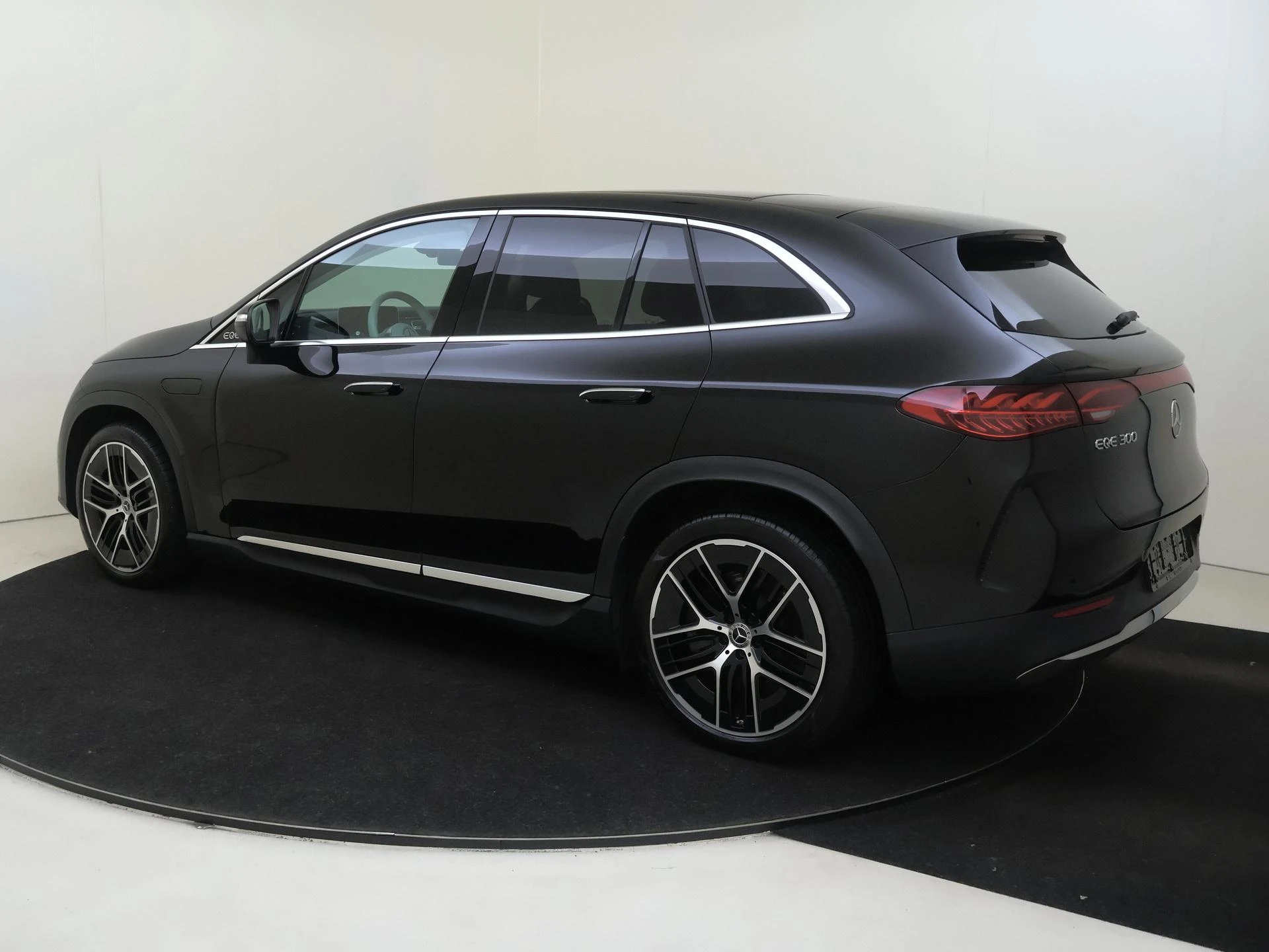 Mercedes-Benz-EQE-image-2
