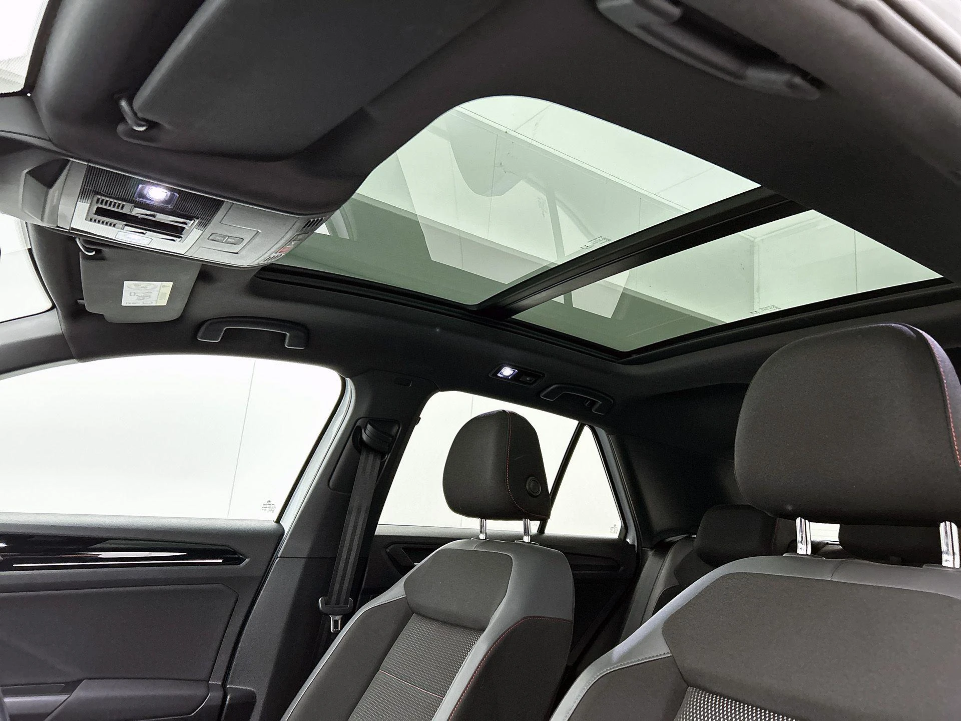 Volkswagen-T-Roc-image-31