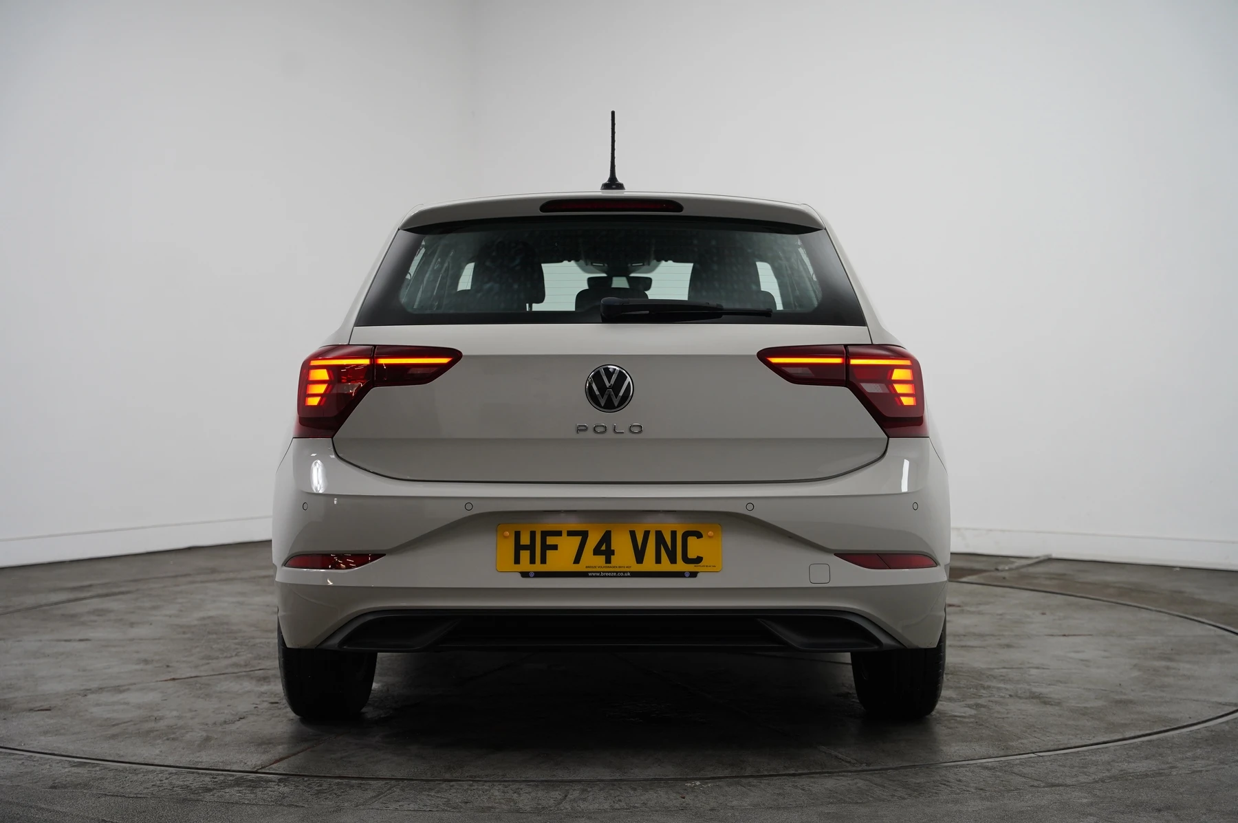 Volkswagen-Polo-image-13