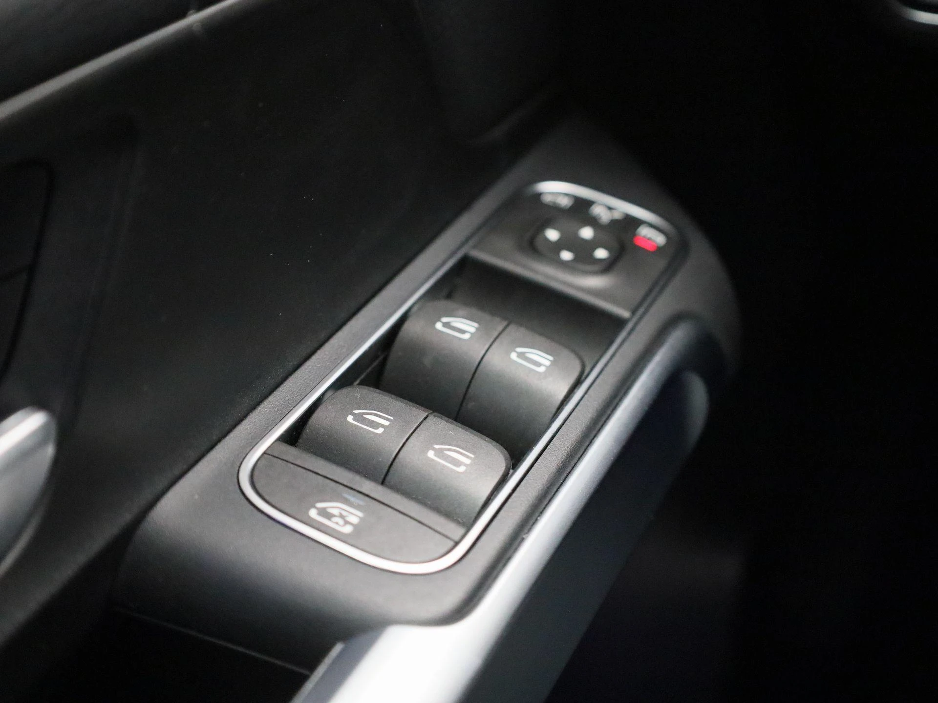 Mercedes-Benz-EQB-image-33
