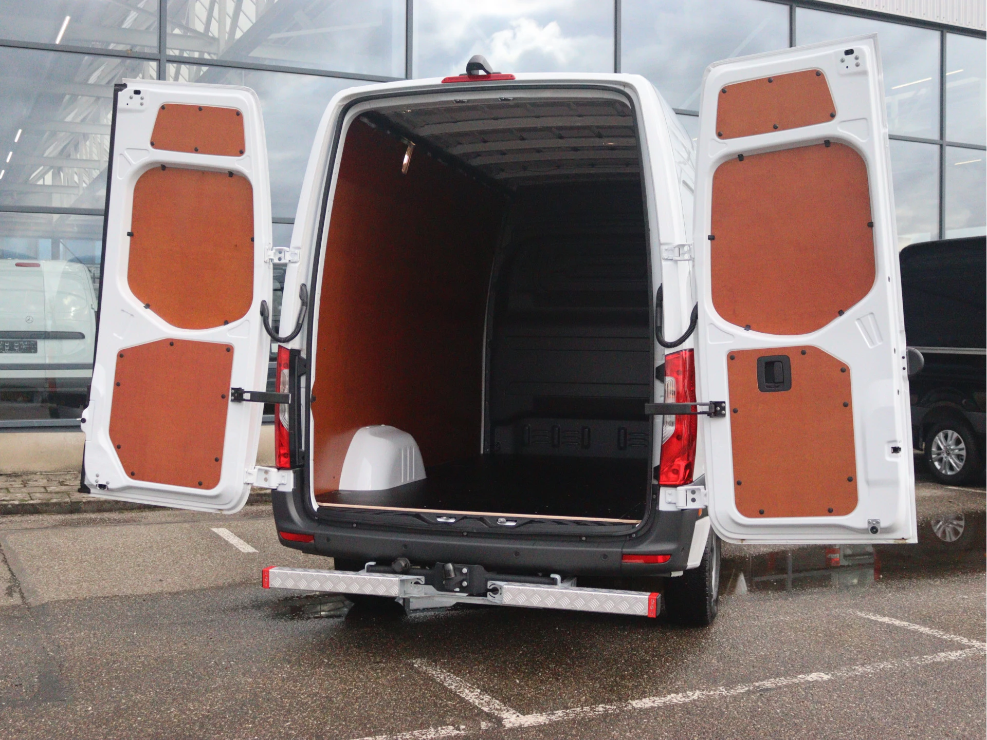 Mercedes-Benz-Sprinter-image-2