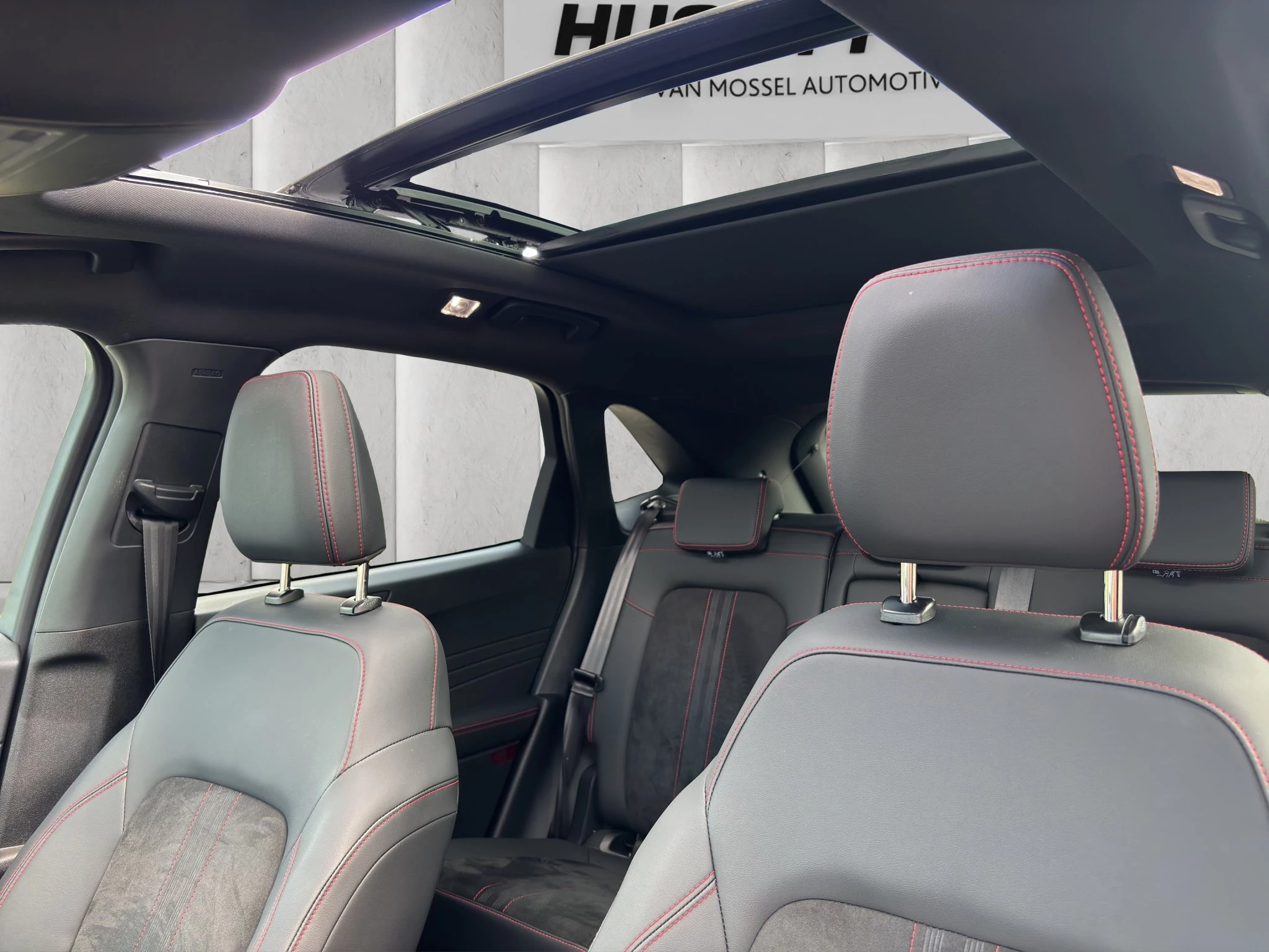 Ford Kuga ST-Line X Aut.*PANO*AHK*360GRAD*LED-MATRIX*NAVI*GRA*WINTER-PKT..