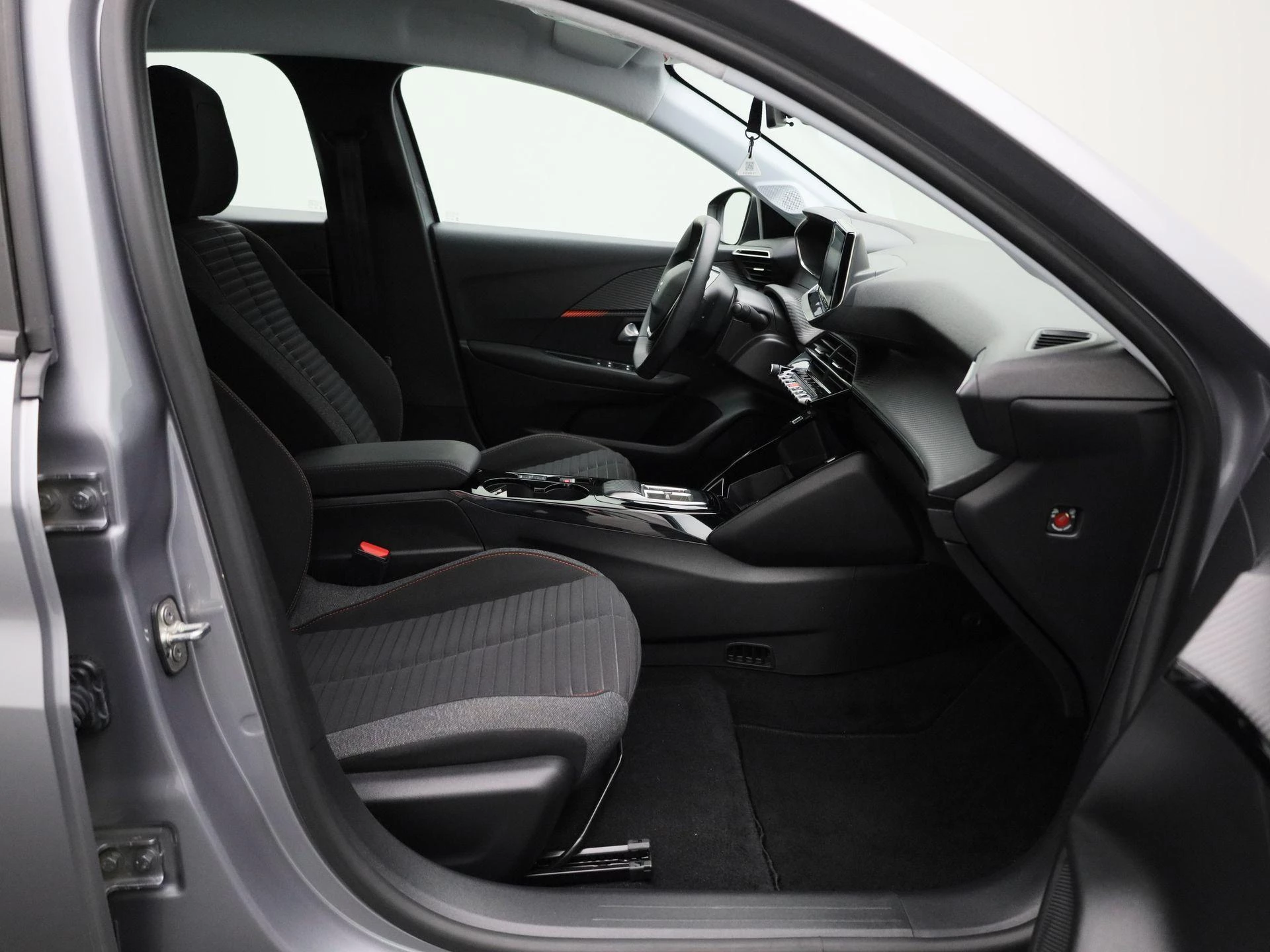 Peugeot-e-208-image-33