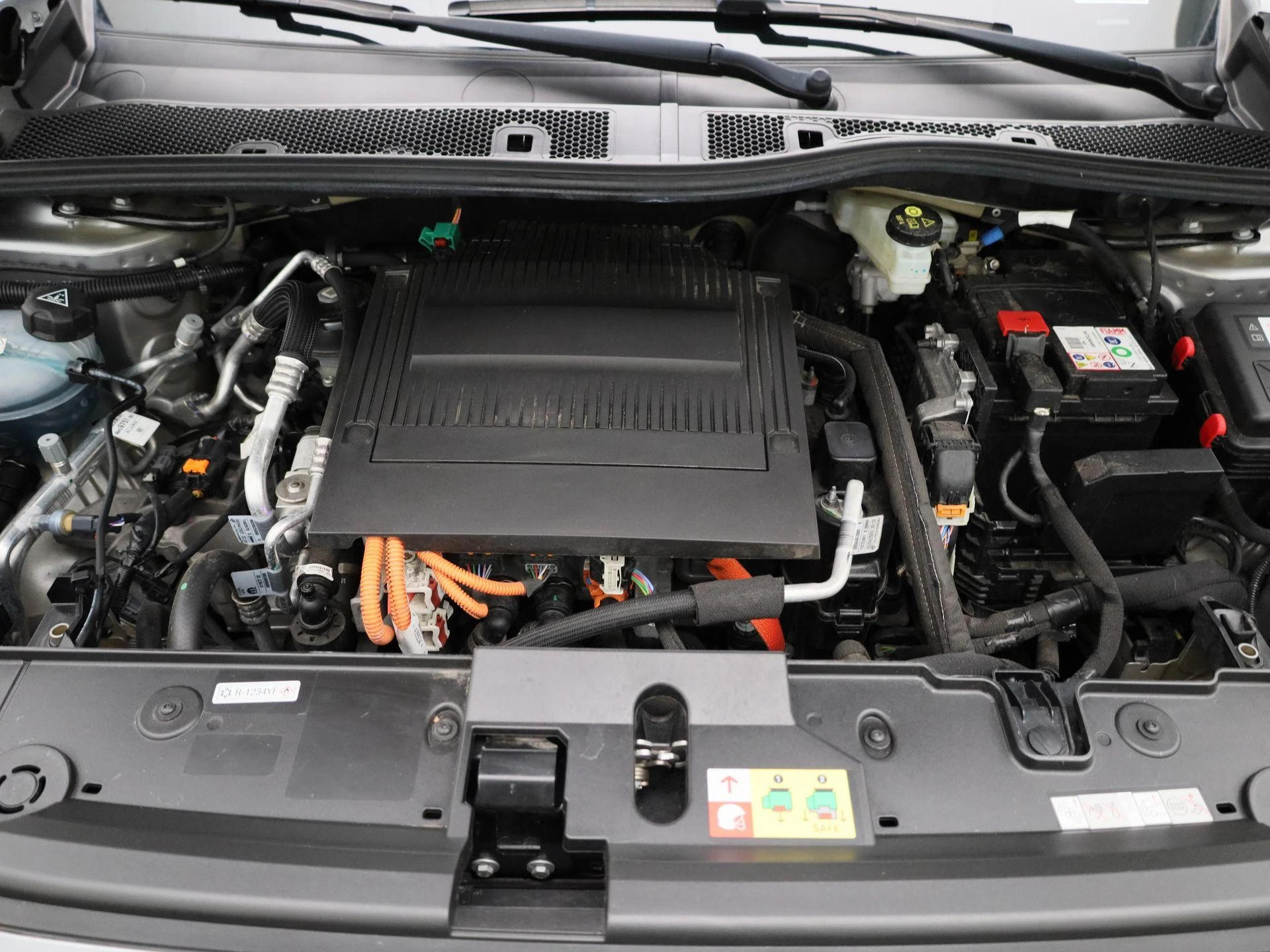 Peugeot-e-208-image-32