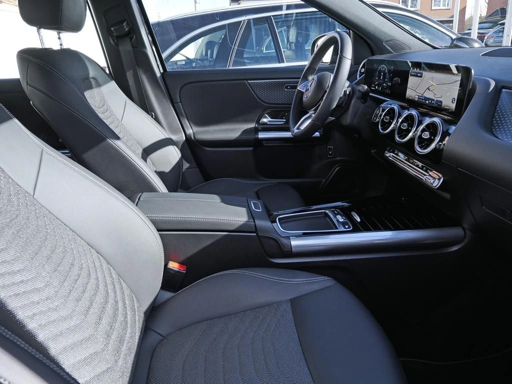 Mercedes-Benz-GLA 200 d-image-9